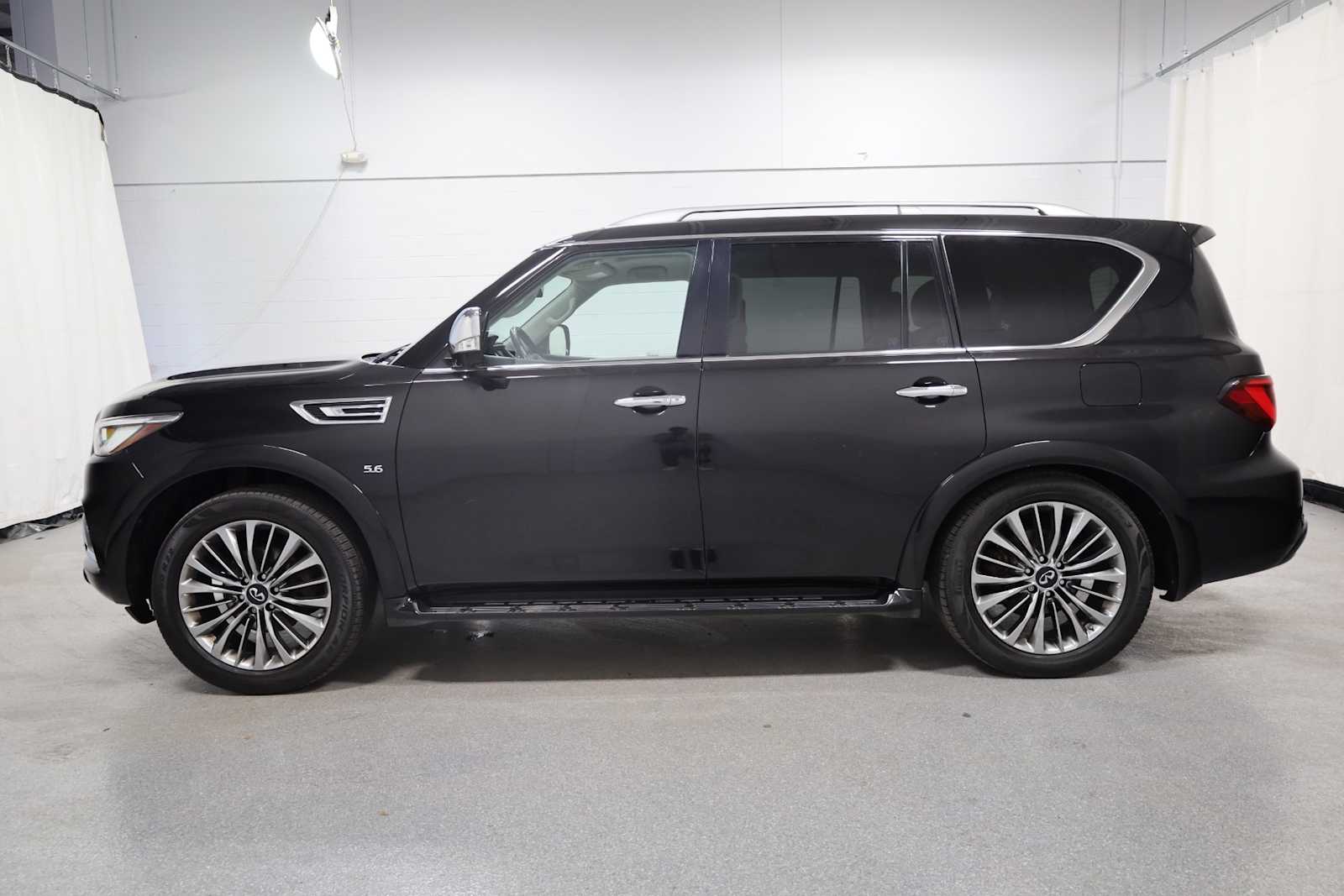 2019 Infiniti QX80 Luxe photo 2