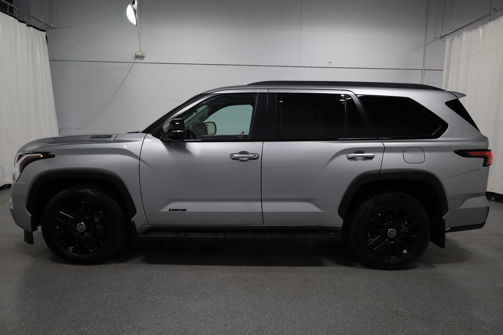 2024 Toyota Sequoia Platinum photo 2