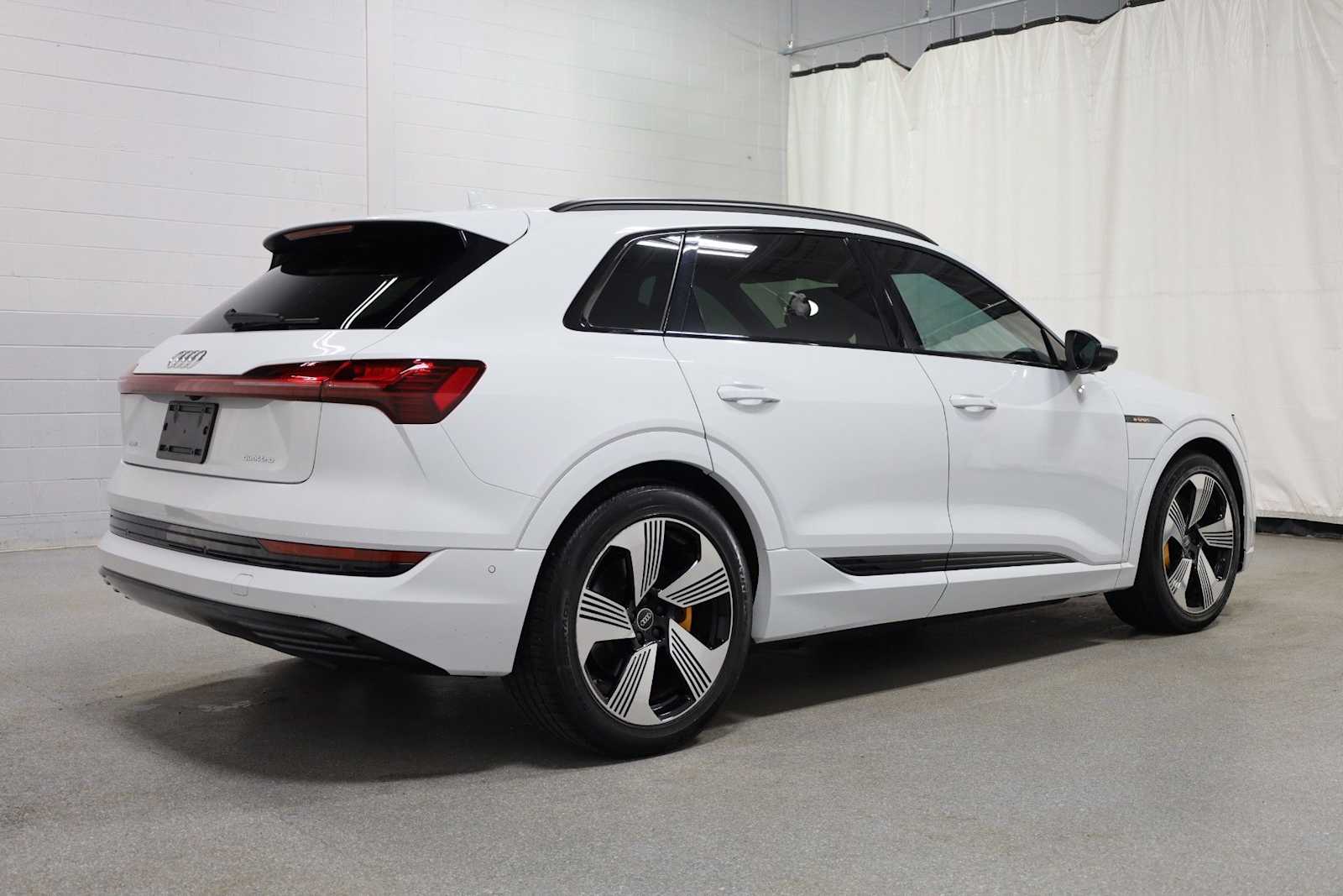 Thumbnail: 2023 Audi e-tron - 9