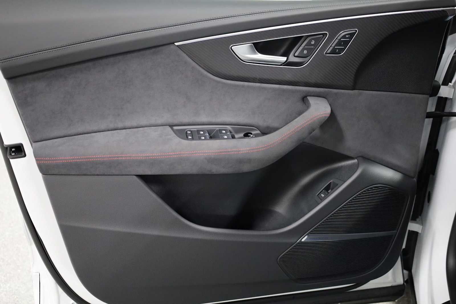 Thumbnail: 2026 Audi RS Q8 - 16