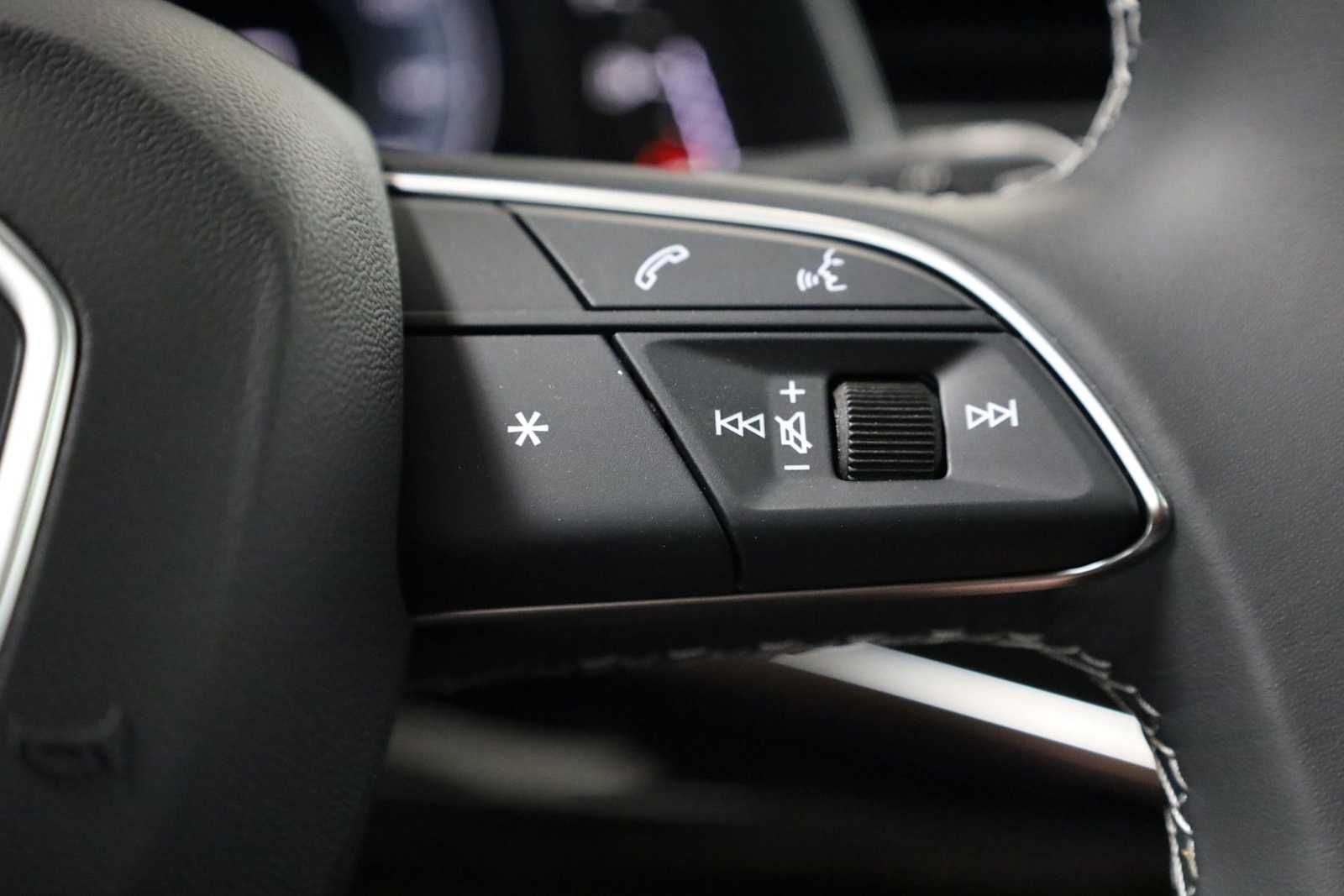 Thumbnail: 2025 Audi Q8 - 25