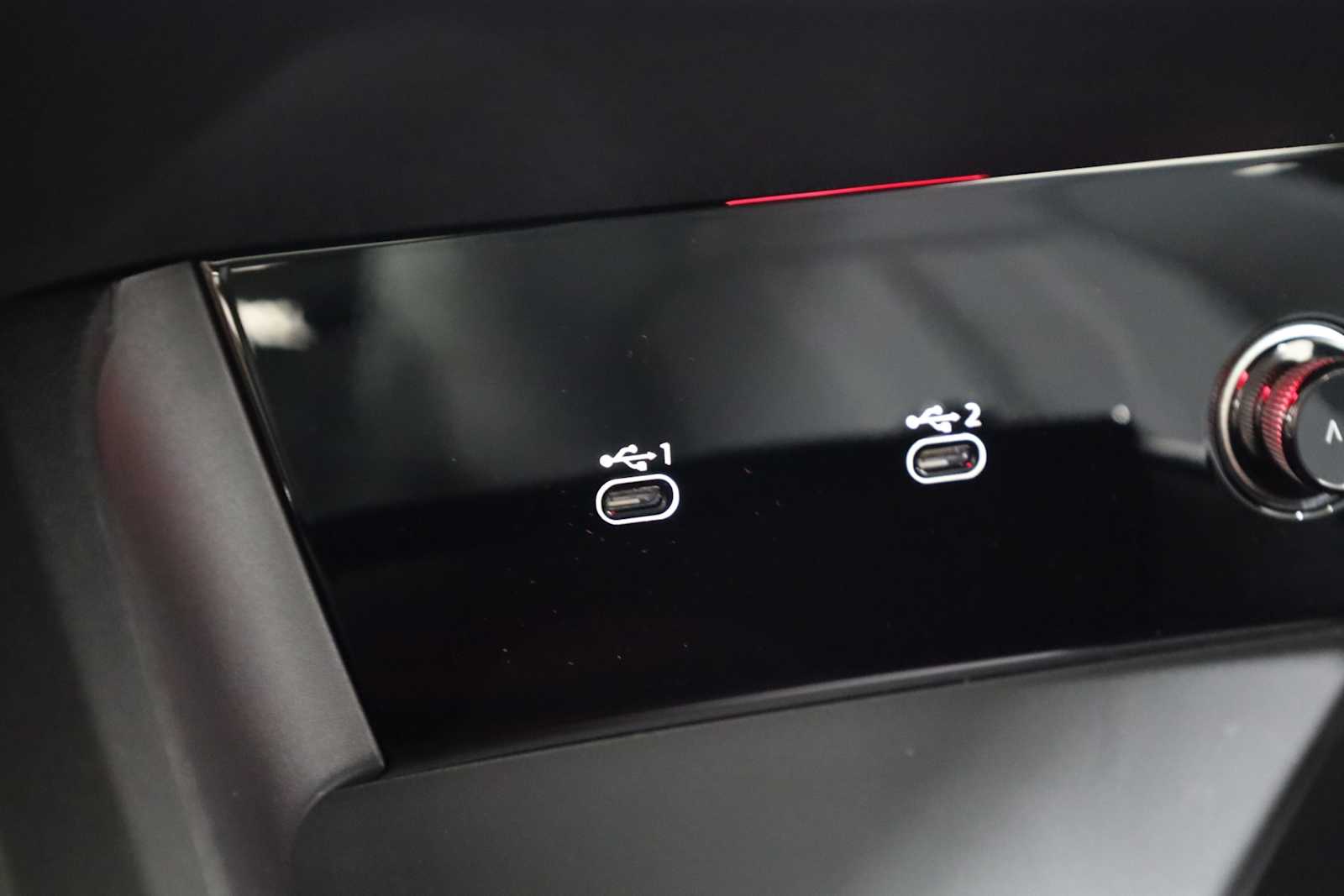 Thumbnail: 2025 Audi Q6 e-tron - 32