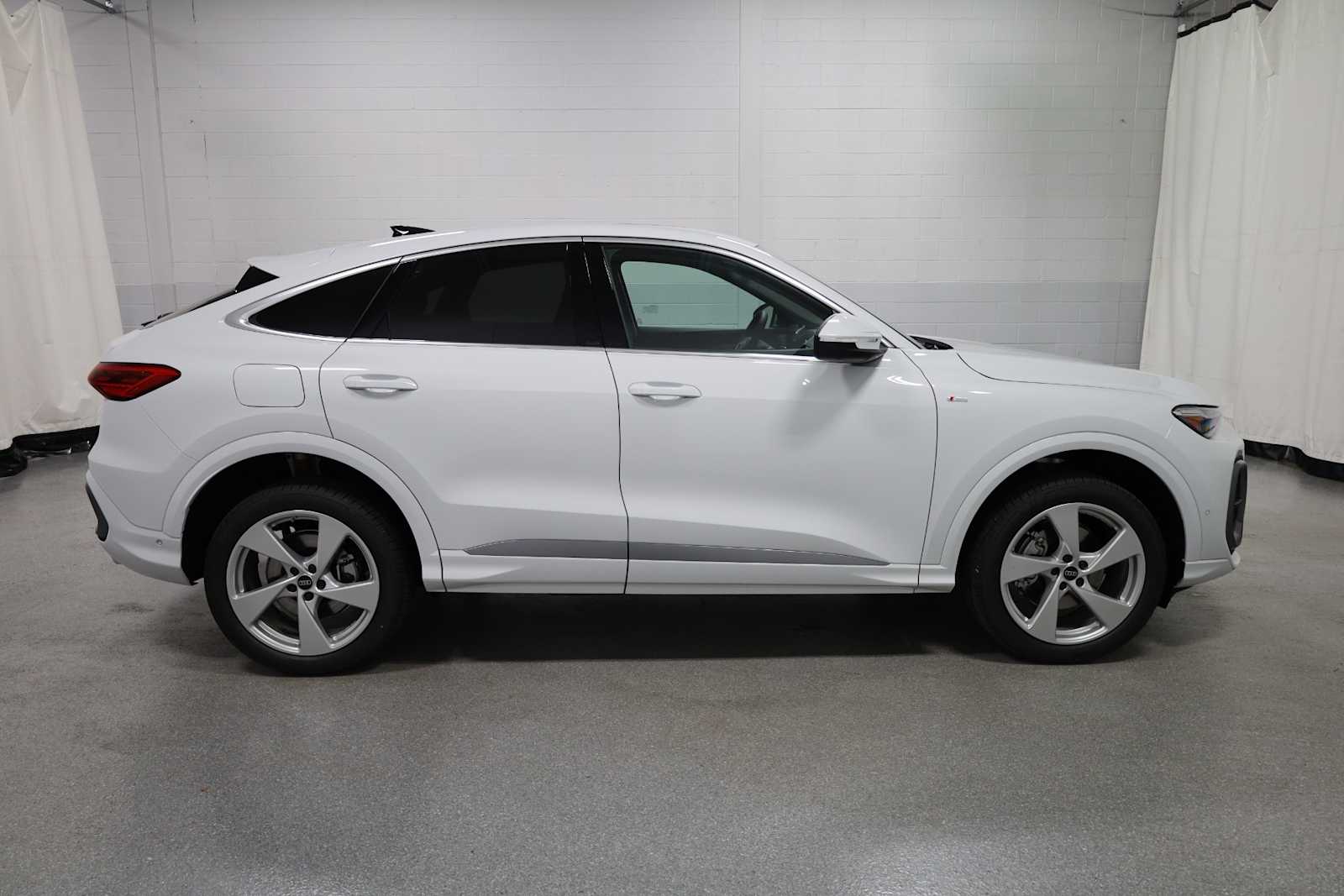 Thumbnail: 2025 Audi Q5 - 10