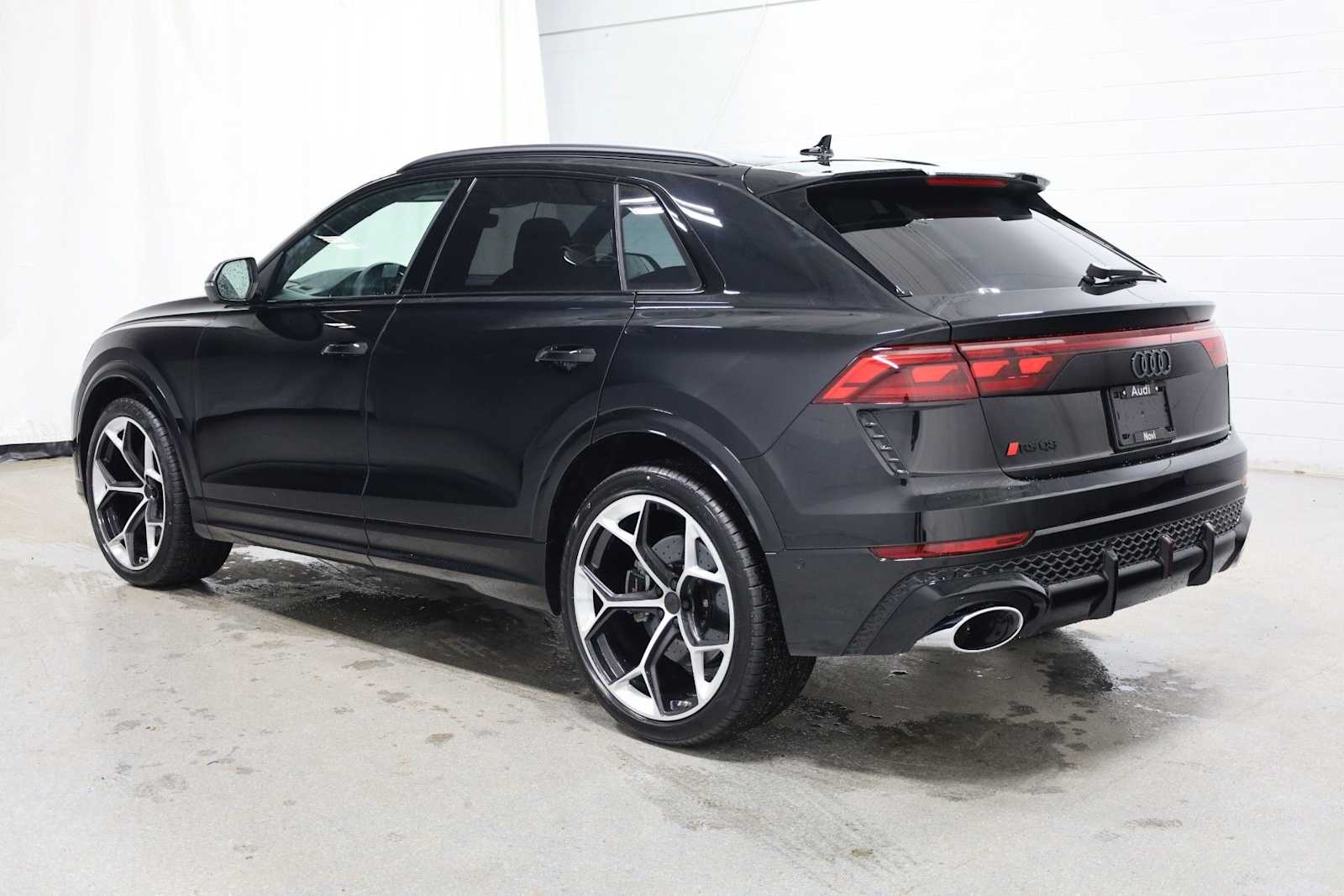 Thumbnail: 2026 Audi RS Q8 - 3