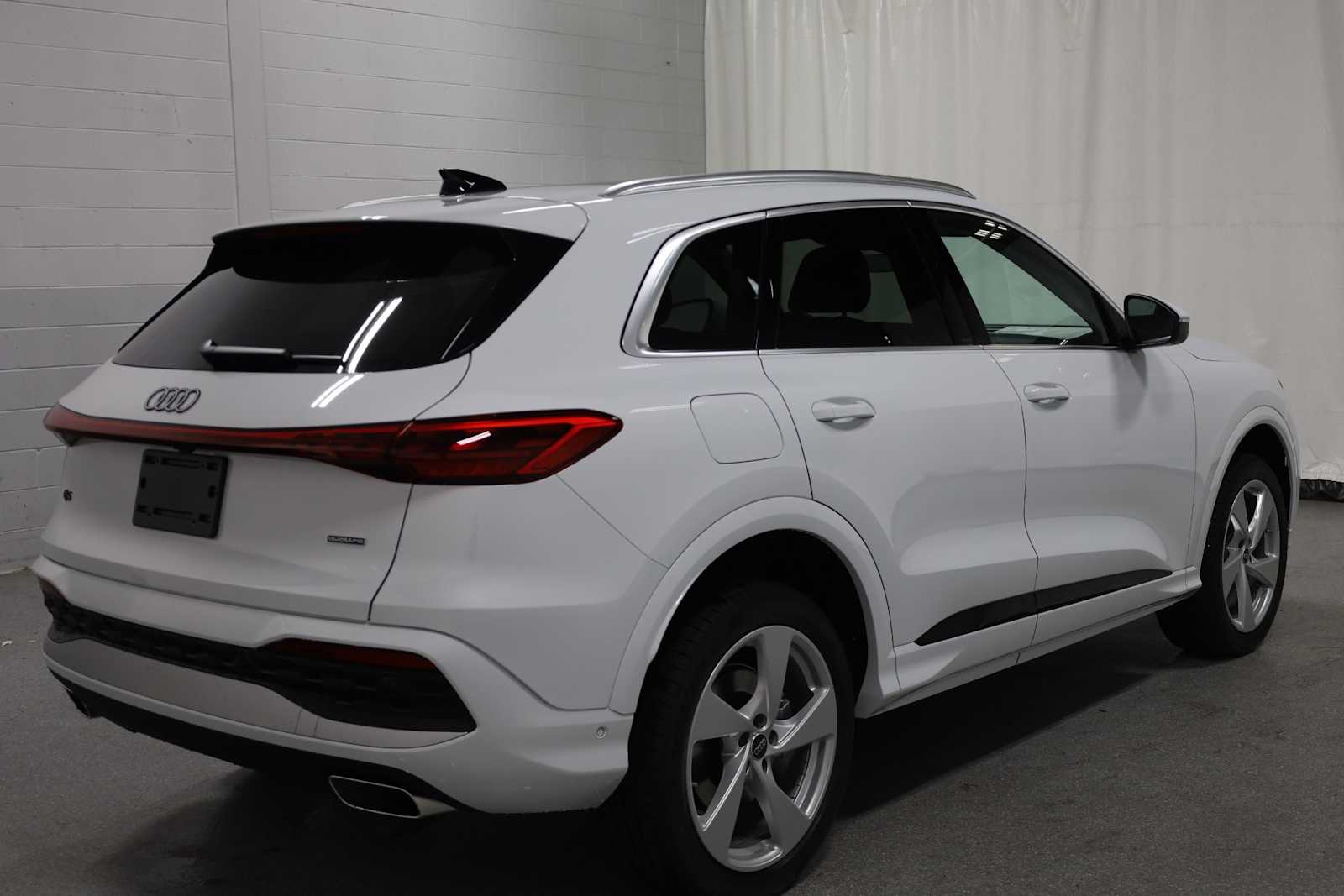 Thumbnail: 2025 Audi Q5 - 9