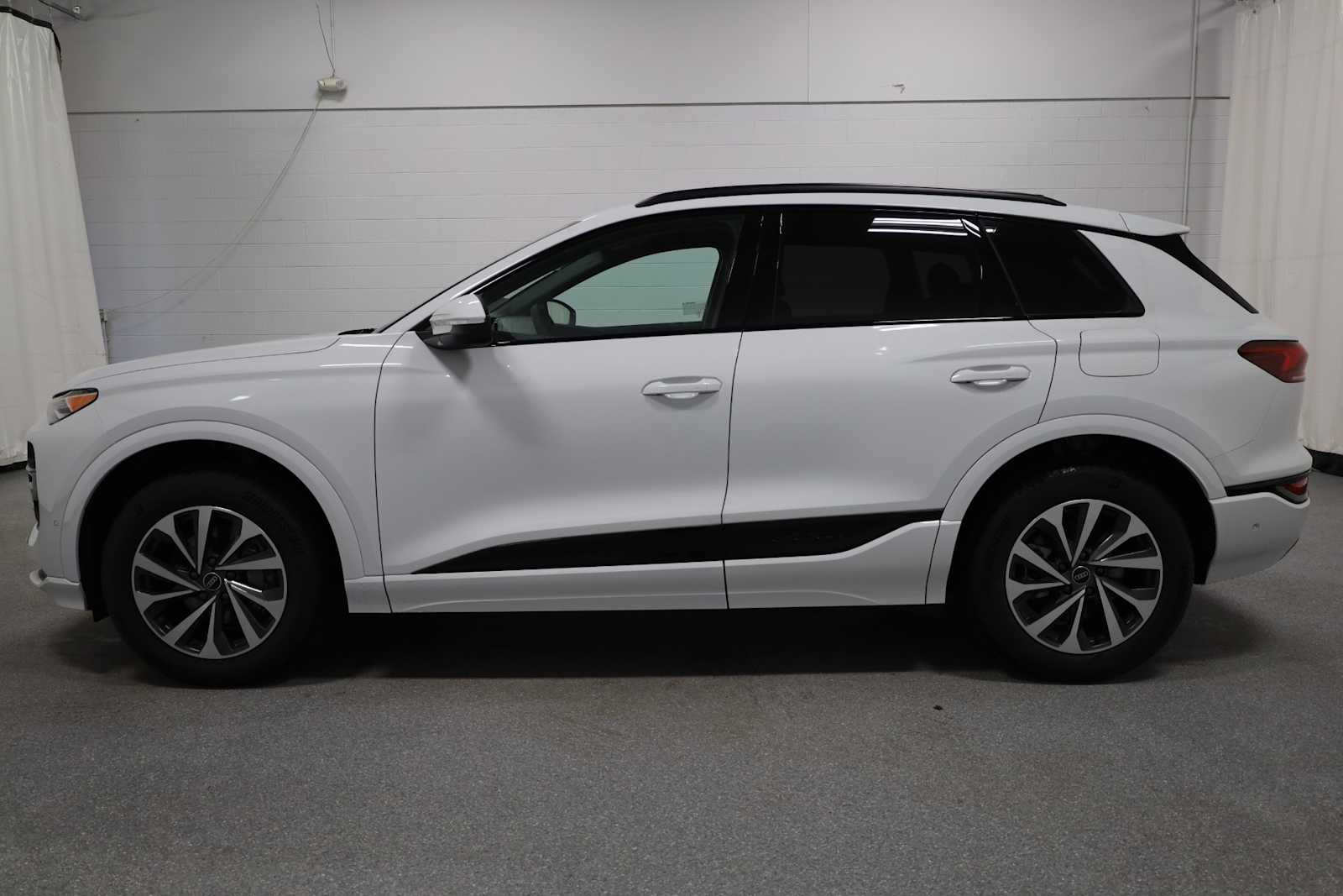 Thumbnail: 2025 Audi Q6 e-tron - 2