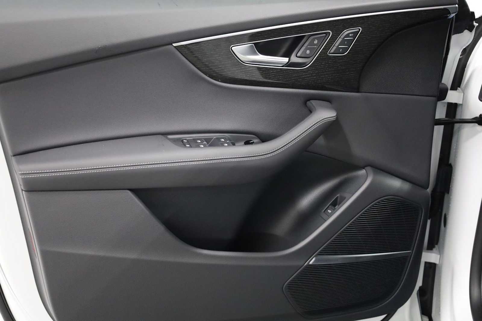 Thumbnail: 2026 Audi Q8 - 16