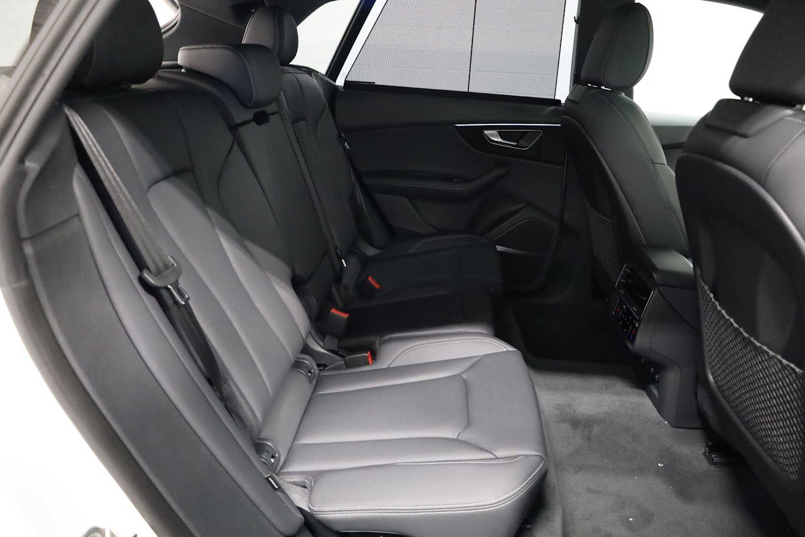 Thumbnail: 2026 Audi Q8 - 34