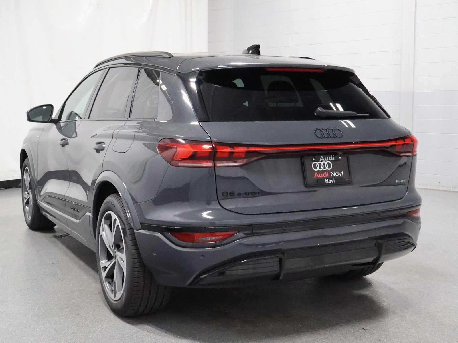 Thumbnail: 2027 Audi Q6 e-tron - 3