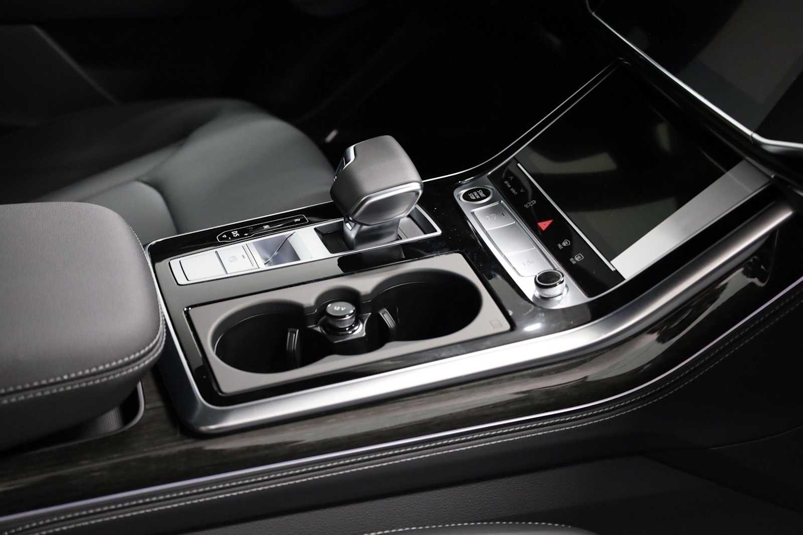 Thumbnail: 2026 Audi Q8 - 20