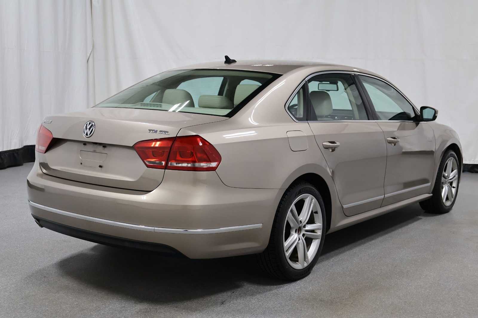 Thumbnail: 2015 Volkswagen Passat - 9