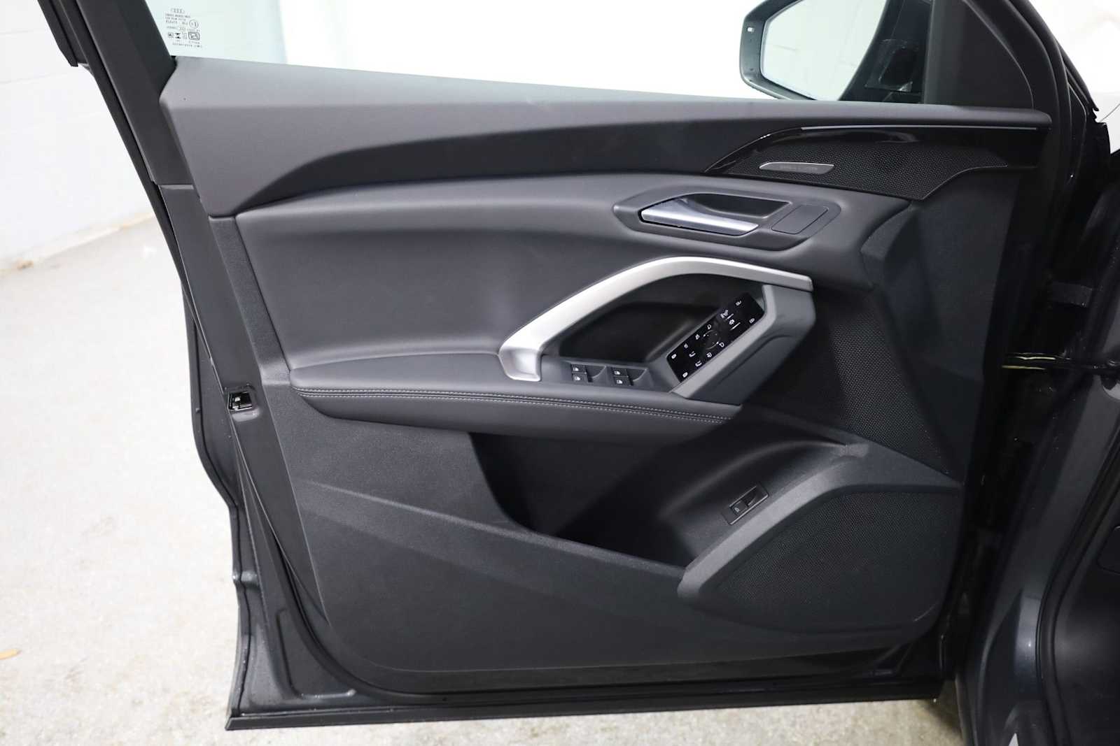 Thumbnail: 2025 Audi Q5 - 17