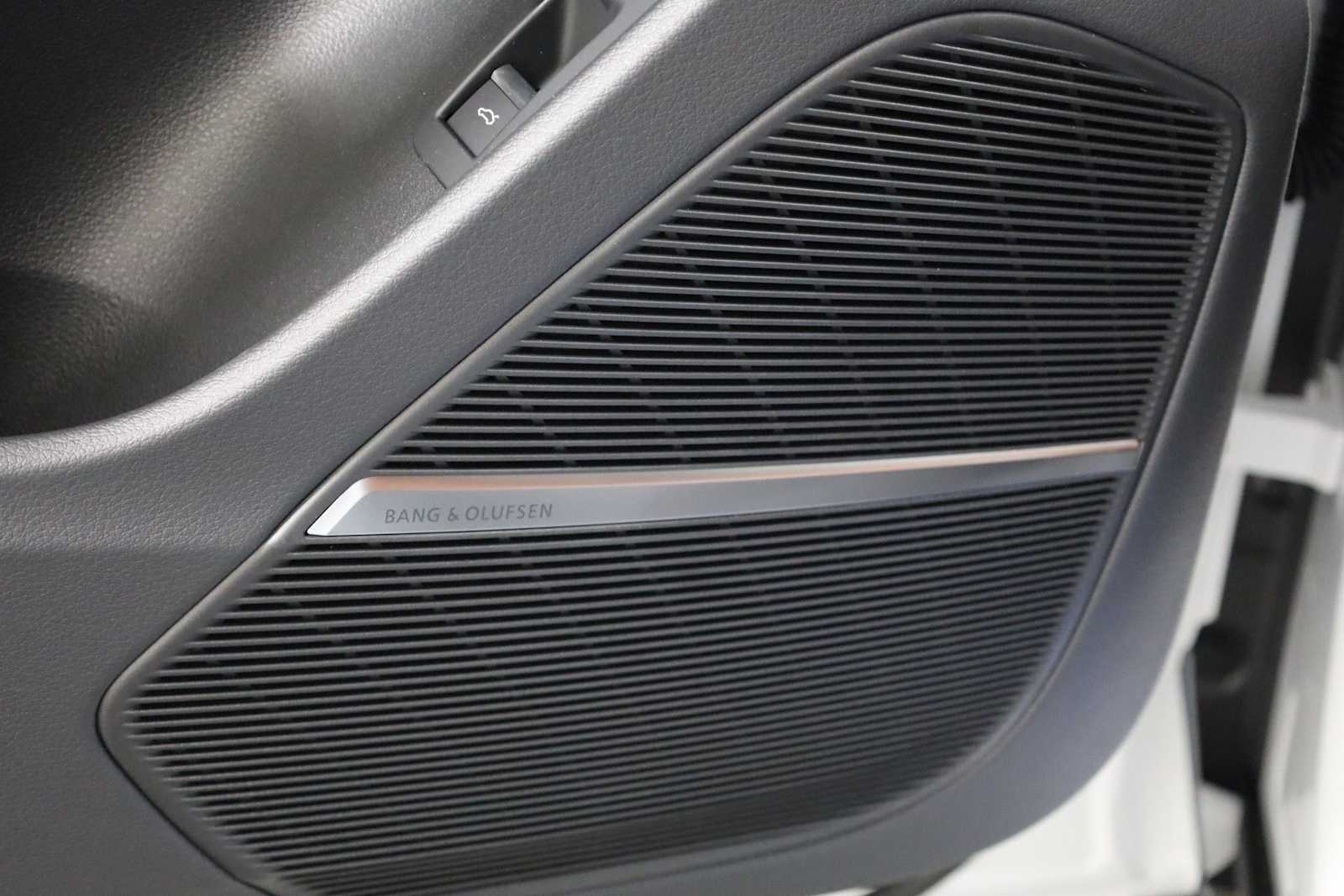 Thumbnail: 2026 Audi Q8 - 16