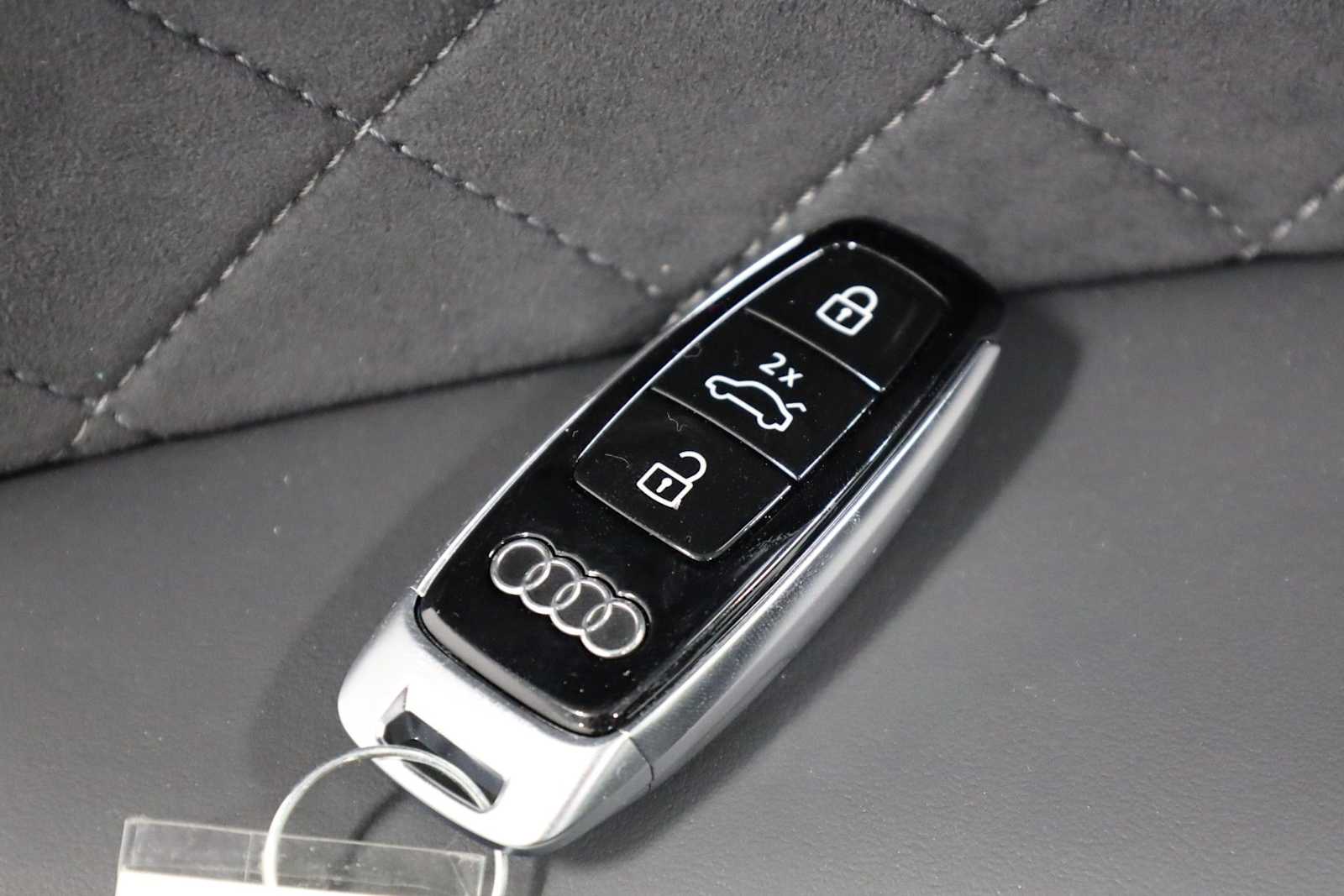 Thumbnail: 2025 Audi S8 - 41