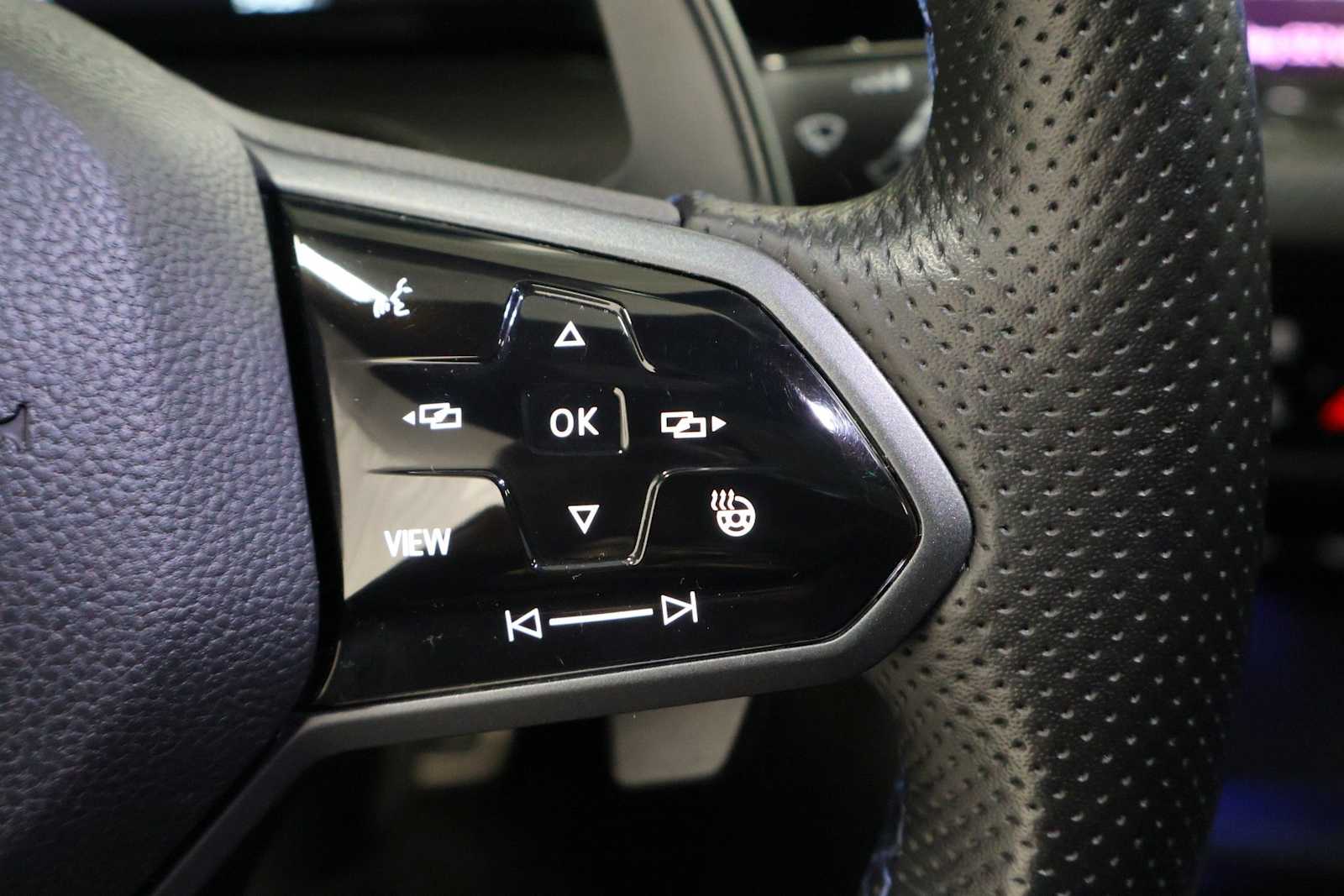 Thumbnail: 2023 Volkswagen Golf - 25