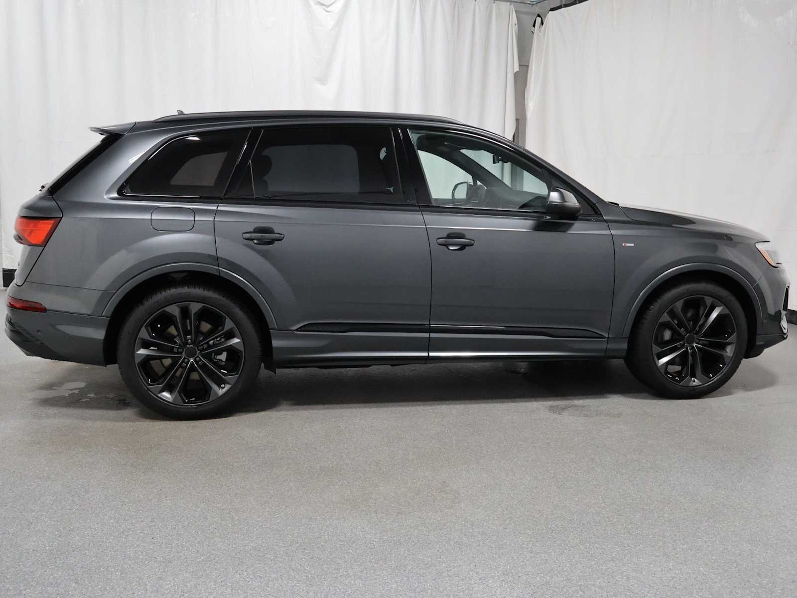 Thumbnail: 2026 Audi Q7 - 10