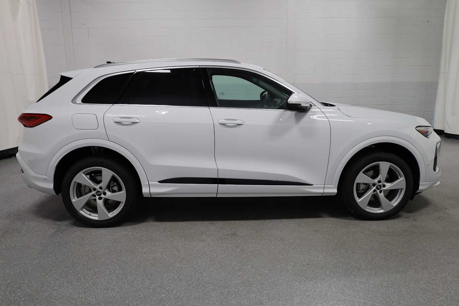 Thumbnail: 2025 Audi Q5 - 10