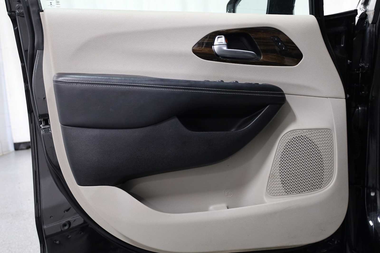 Thumbnail: 2021 Chrysler Pacifica - 16