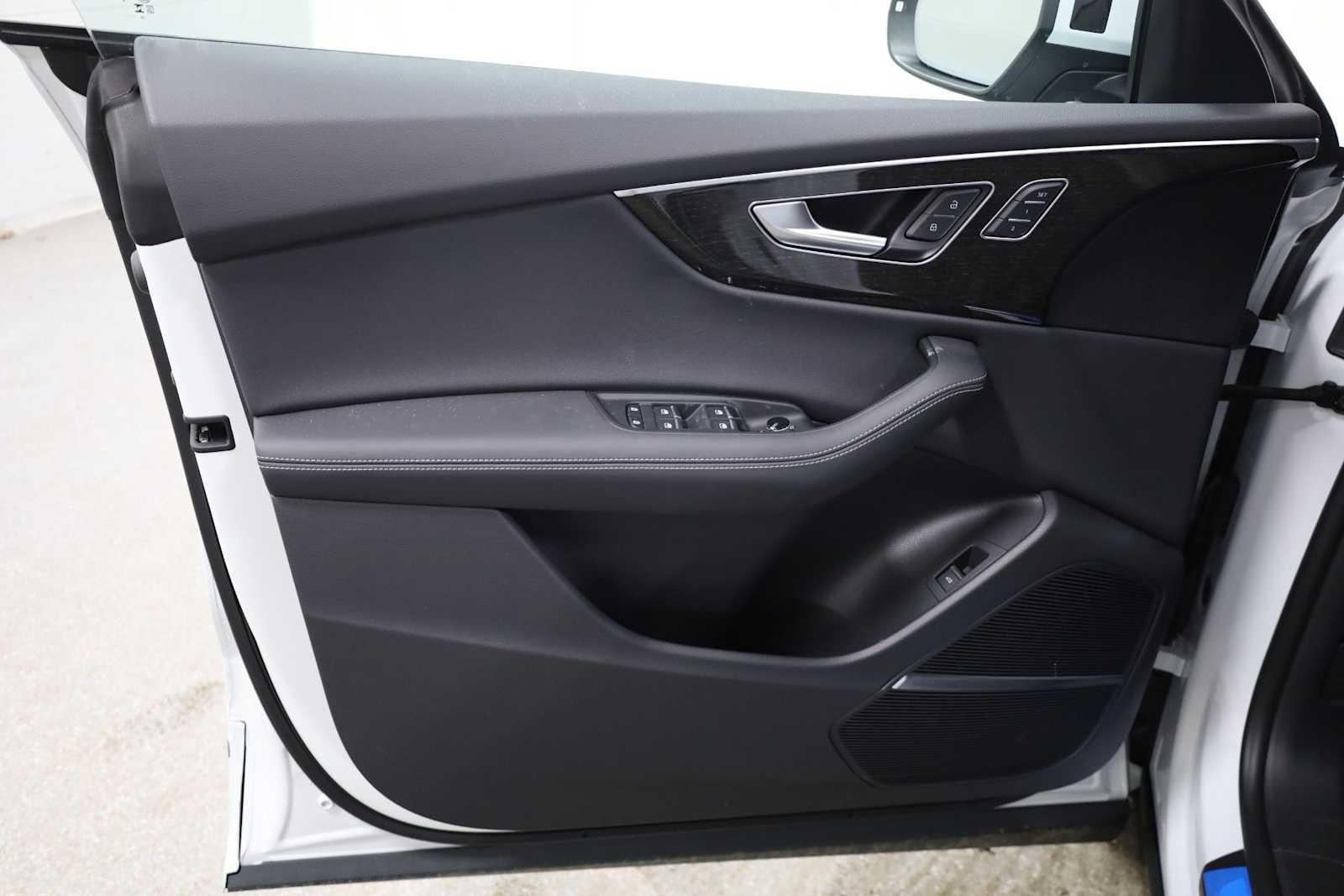 Thumbnail: 2026 Audi Q8 - 16