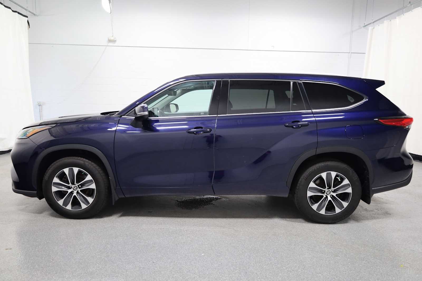 2022 Toyota Highlander XLE photo 2