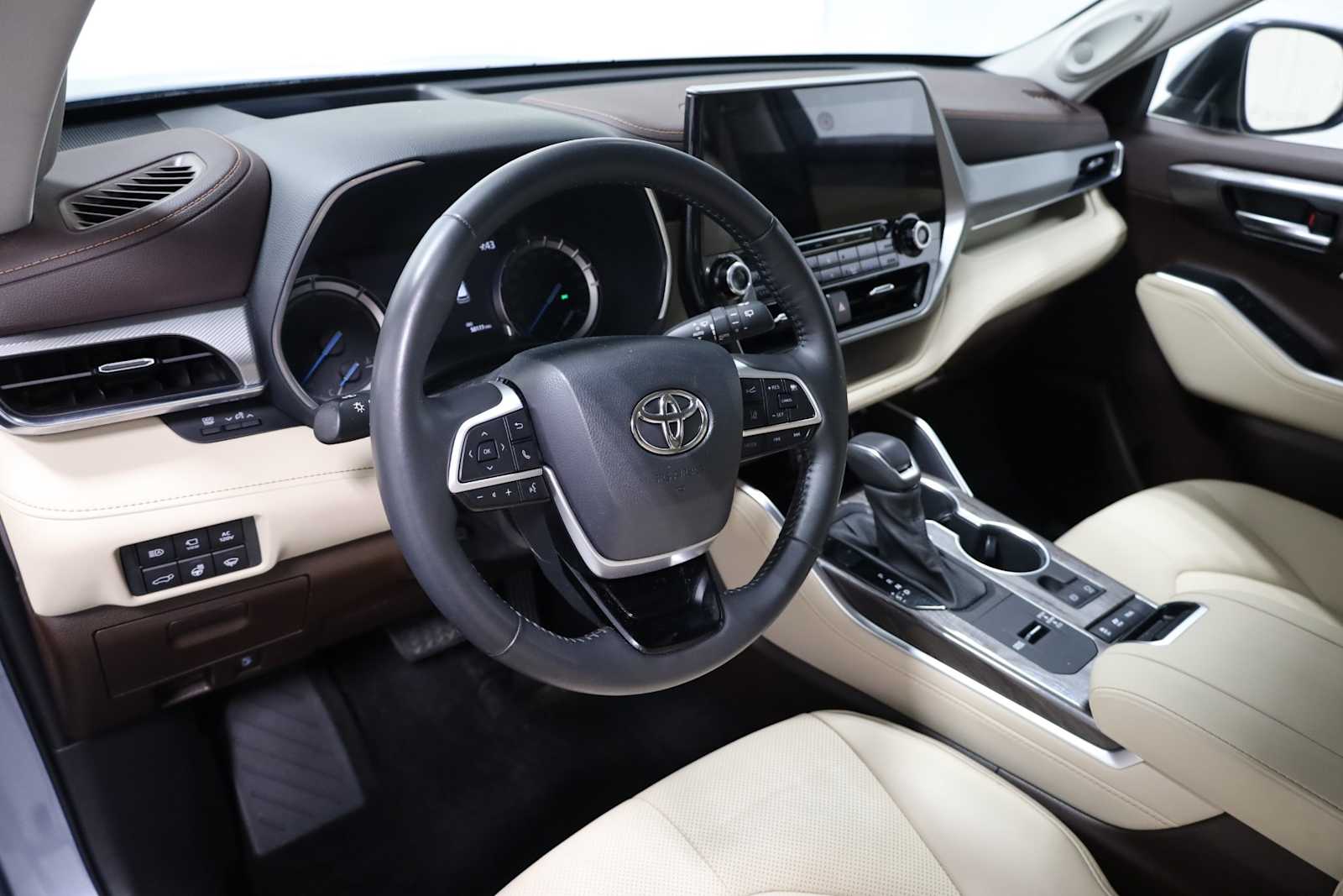 2022 Toyota Highlander Hybrid Platinum photo 4