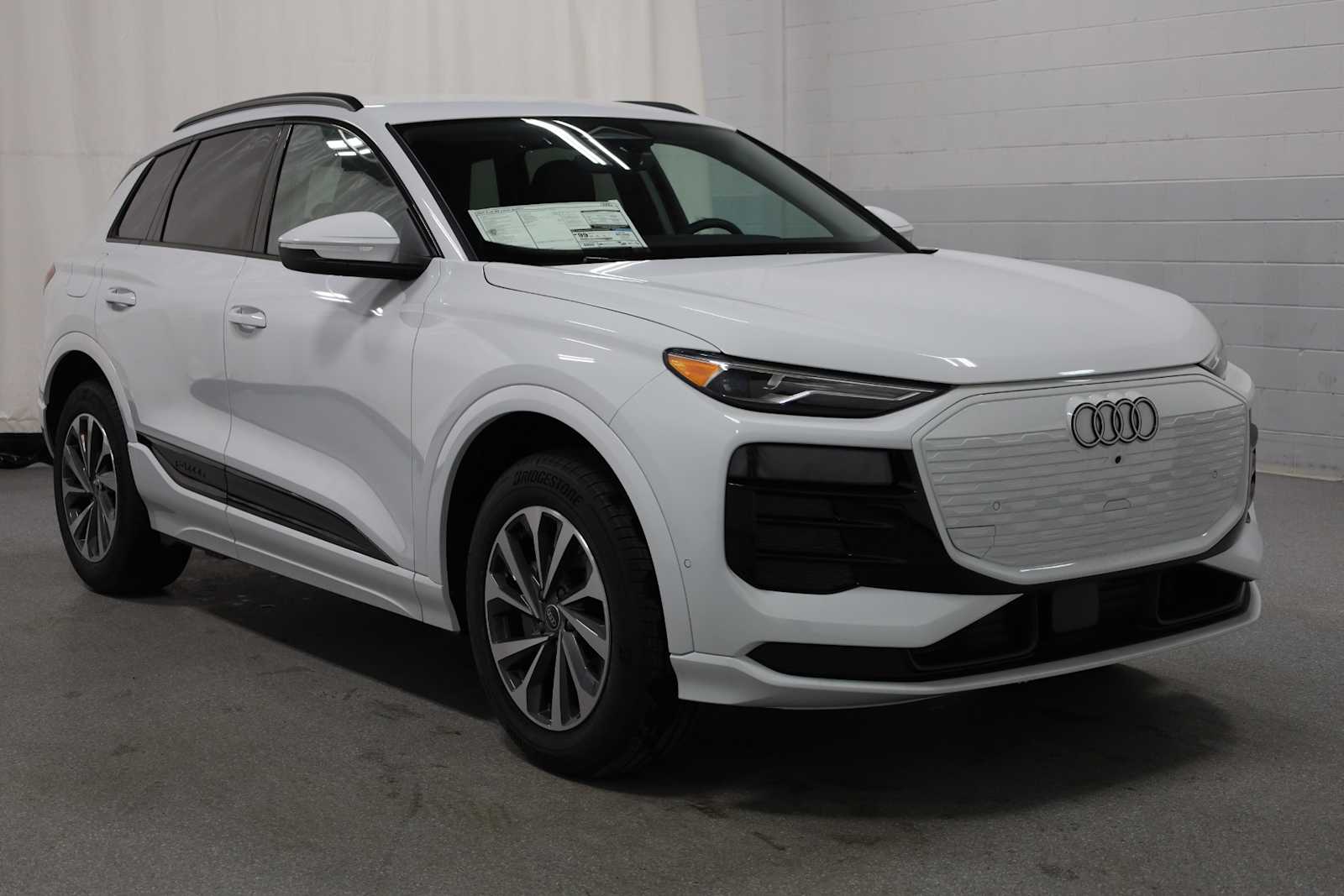 Thumbnail: 2025 Audi Q6 e-tron - 13