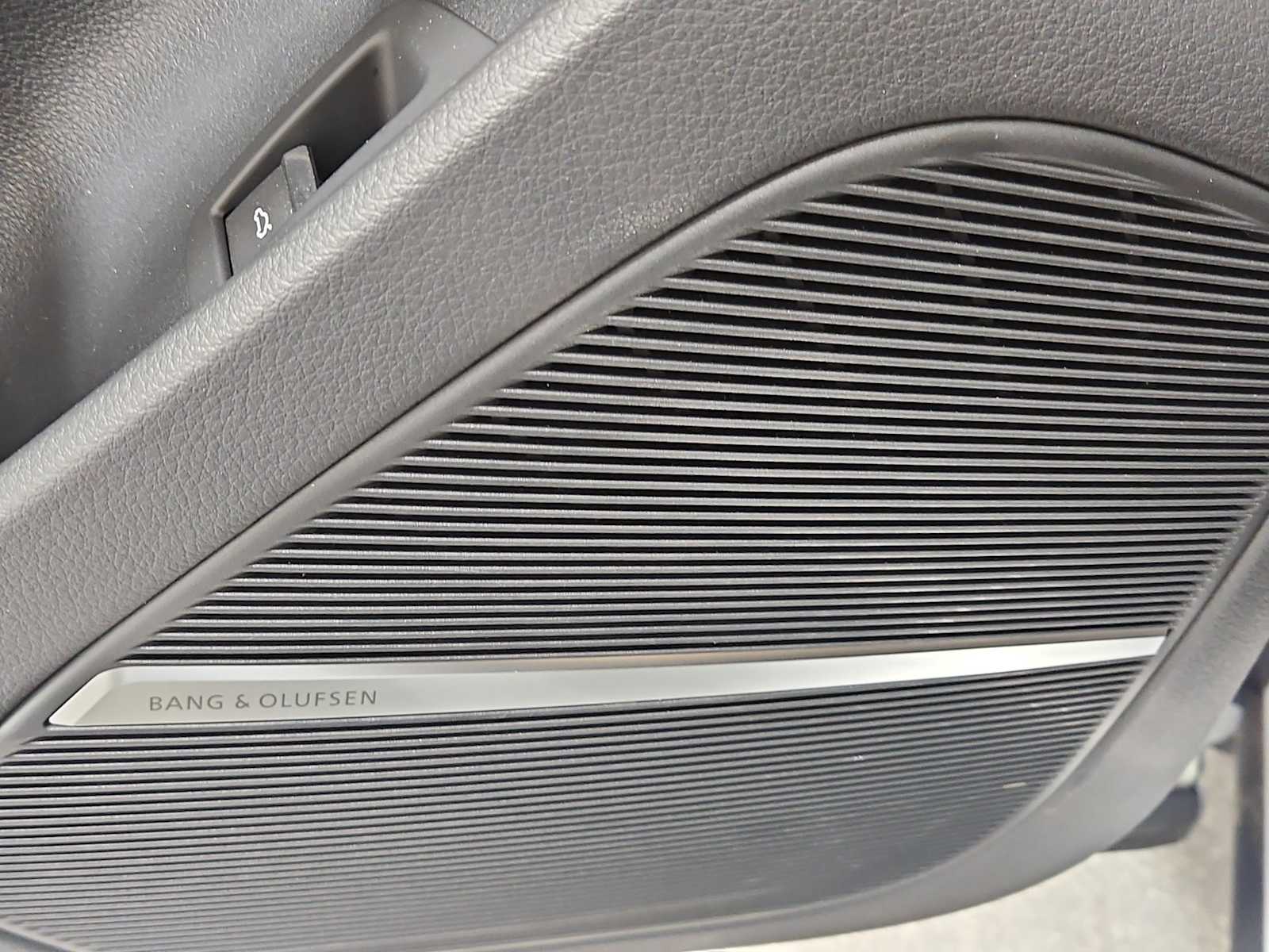 Thumbnail: 2023 Audi Q8 - 17