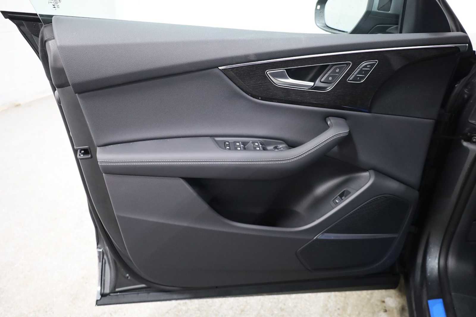 Thumbnail: 2026 Audi Q8 - 16