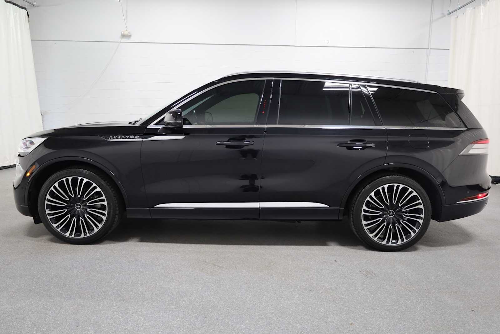 2023 Lincoln Aviator Black Label photo 2