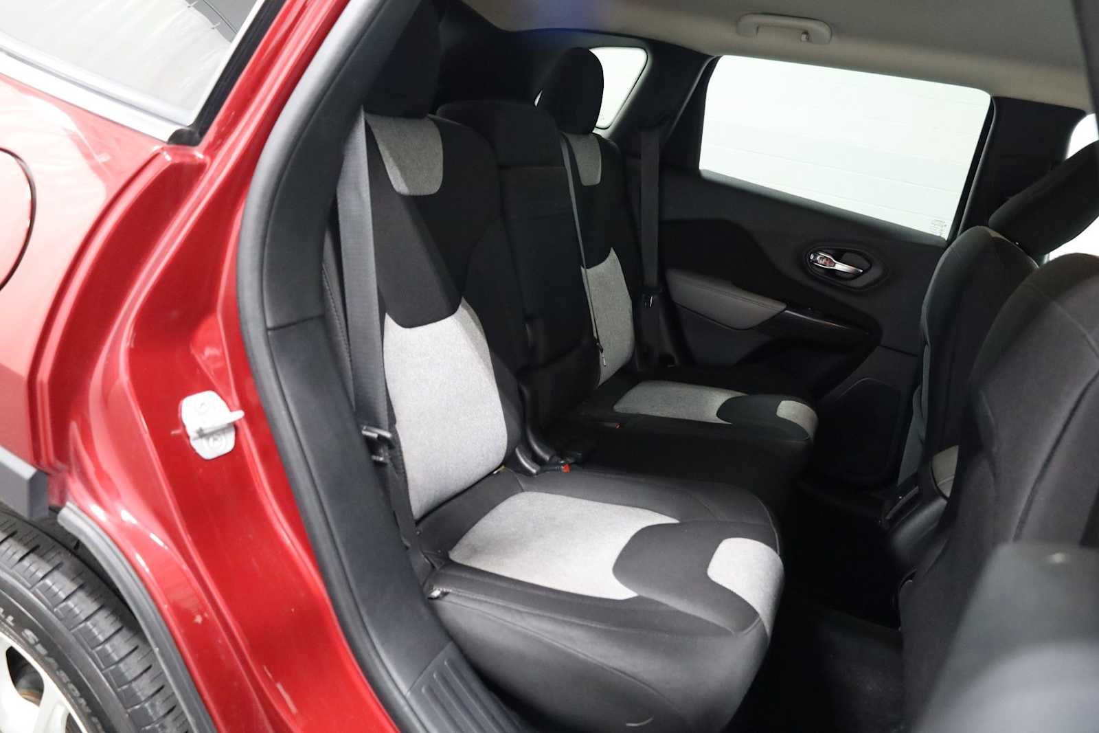 Thumbnail: 2014 Jeep Cherokee - 32