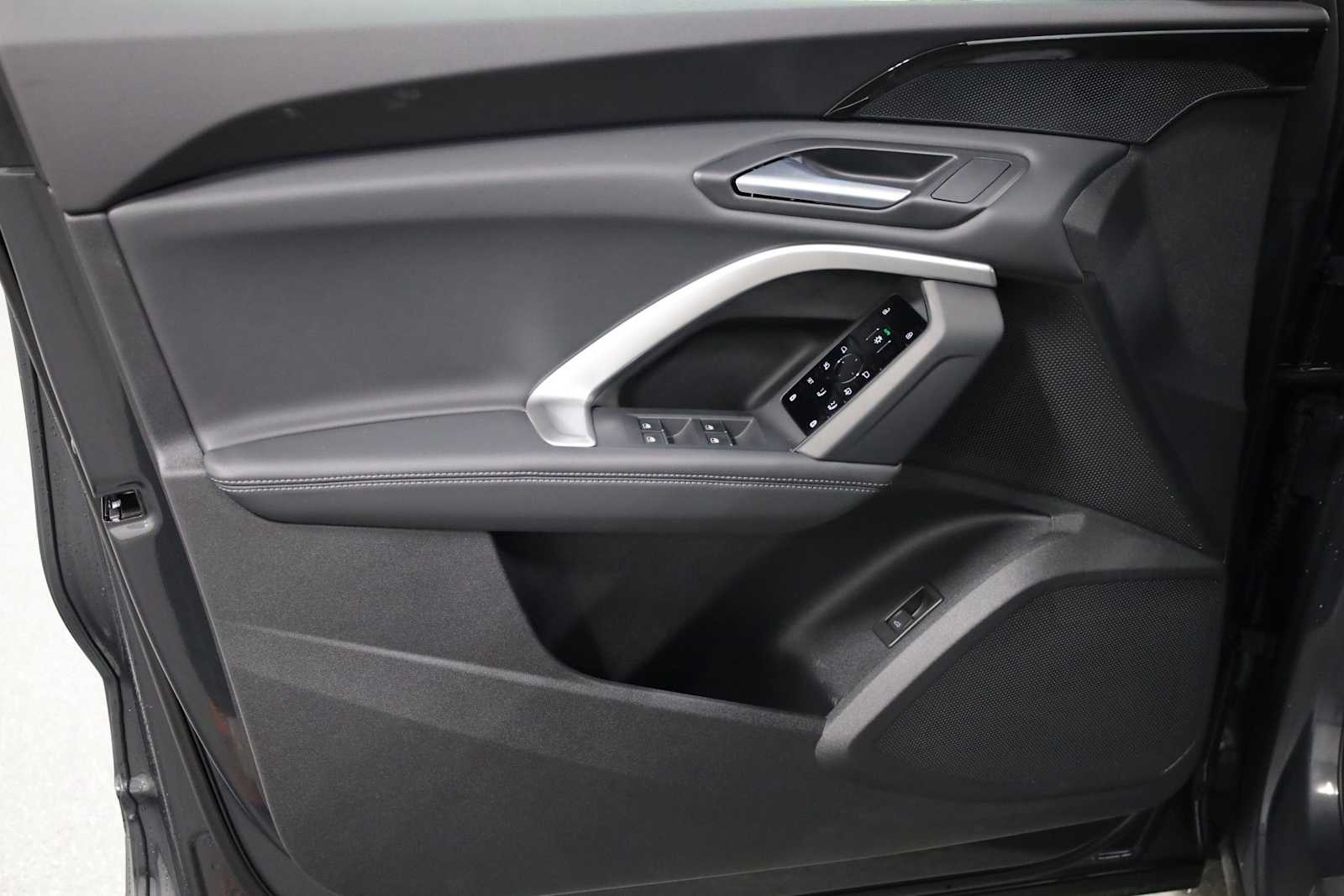 Thumbnail: 2025 Audi Q5 - 16