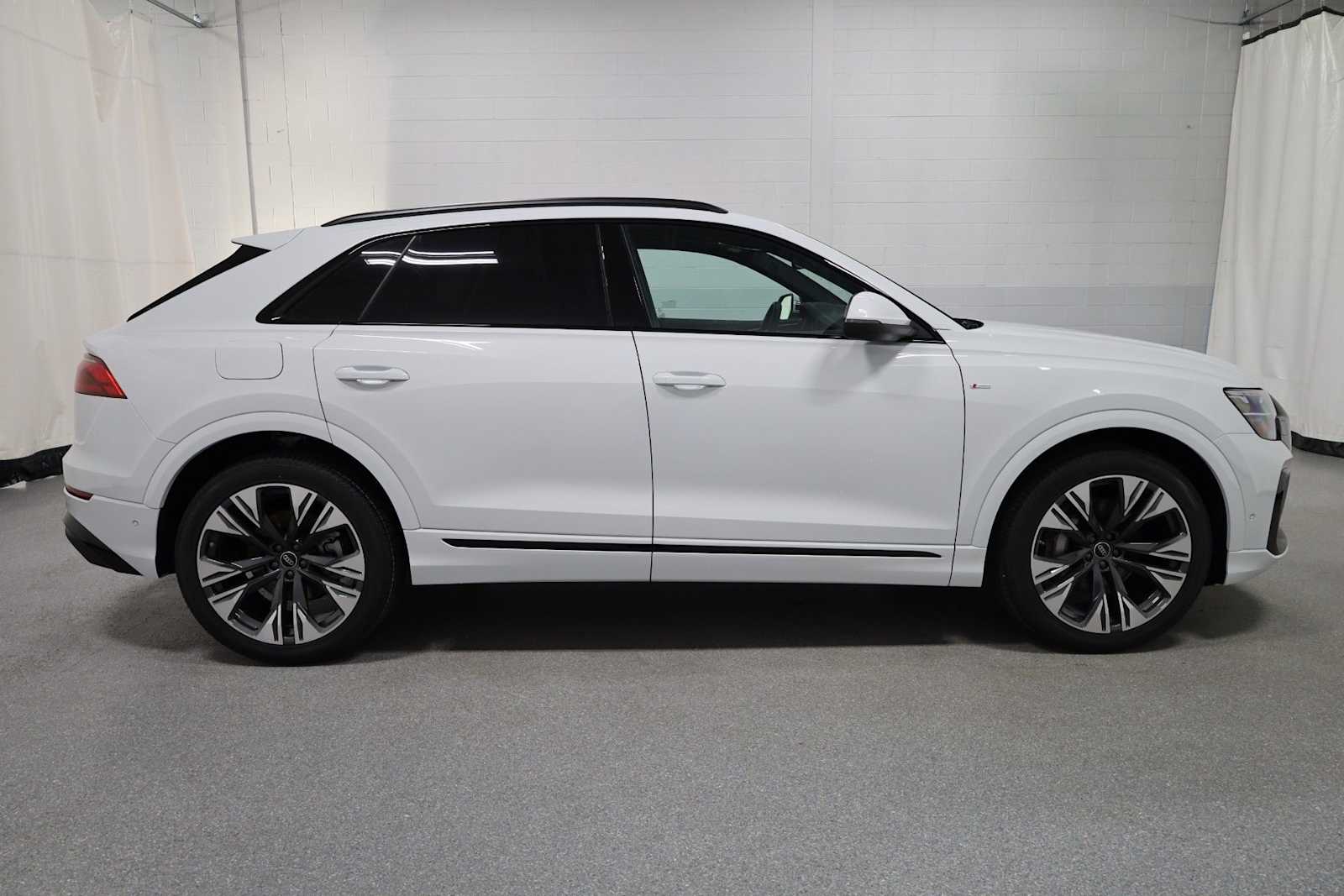 Thumbnail: 2026 Audi Q8 - 9