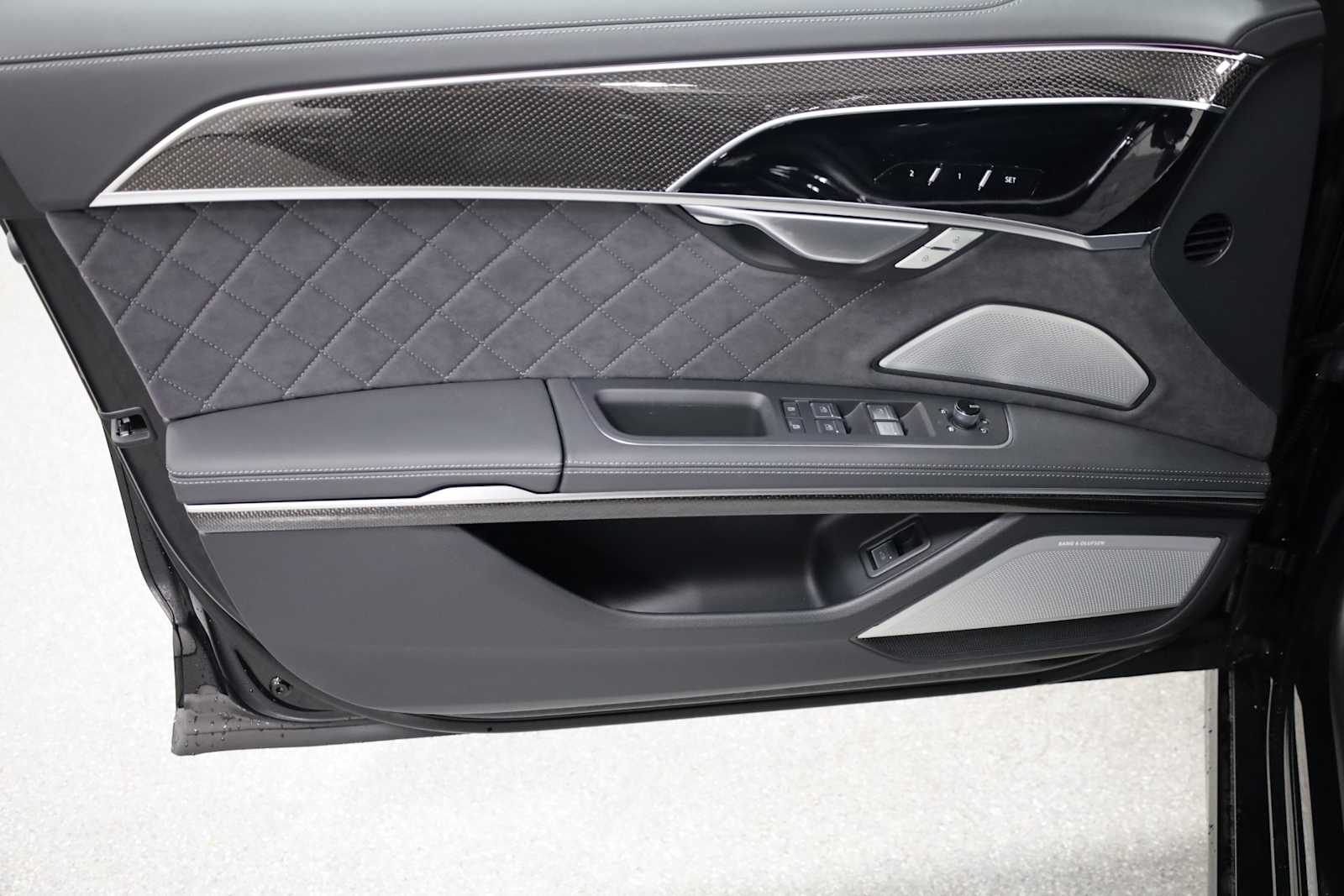 Thumbnail: 2025 Audi S8 - 16