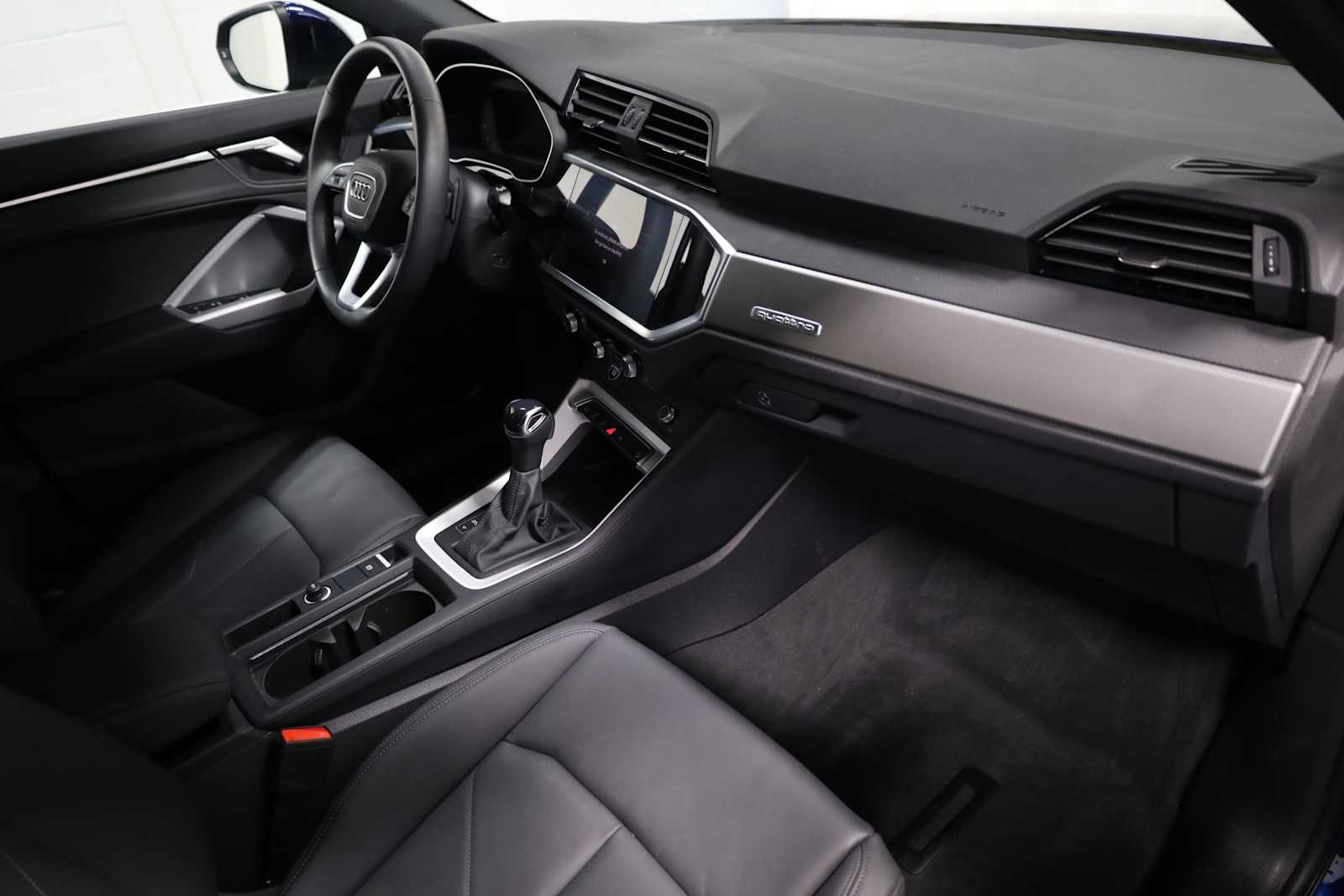 2025 Audi Q3 45 TFSI S line Premium photo 3