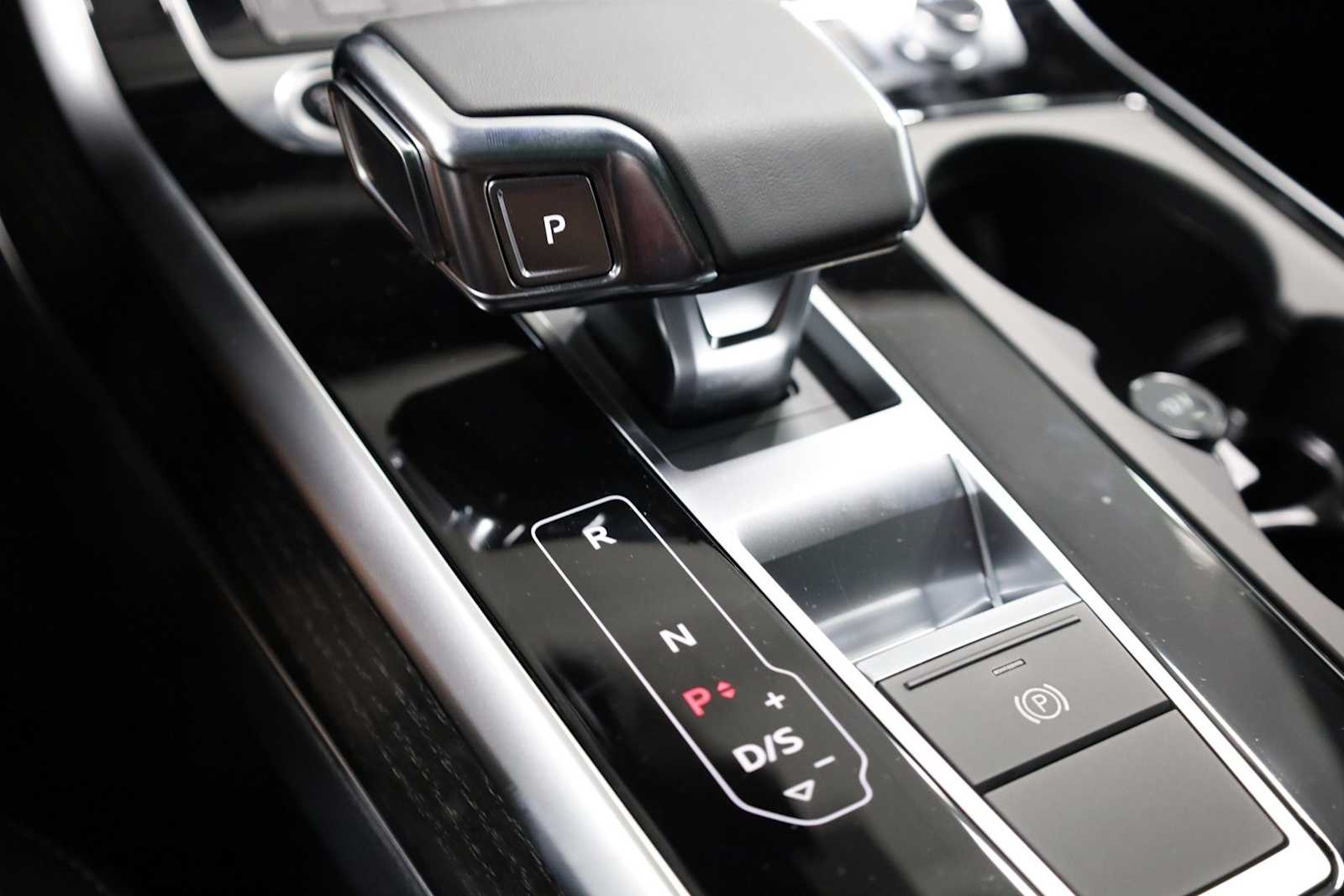 Thumbnail: 2025 Audi Q8 - 26