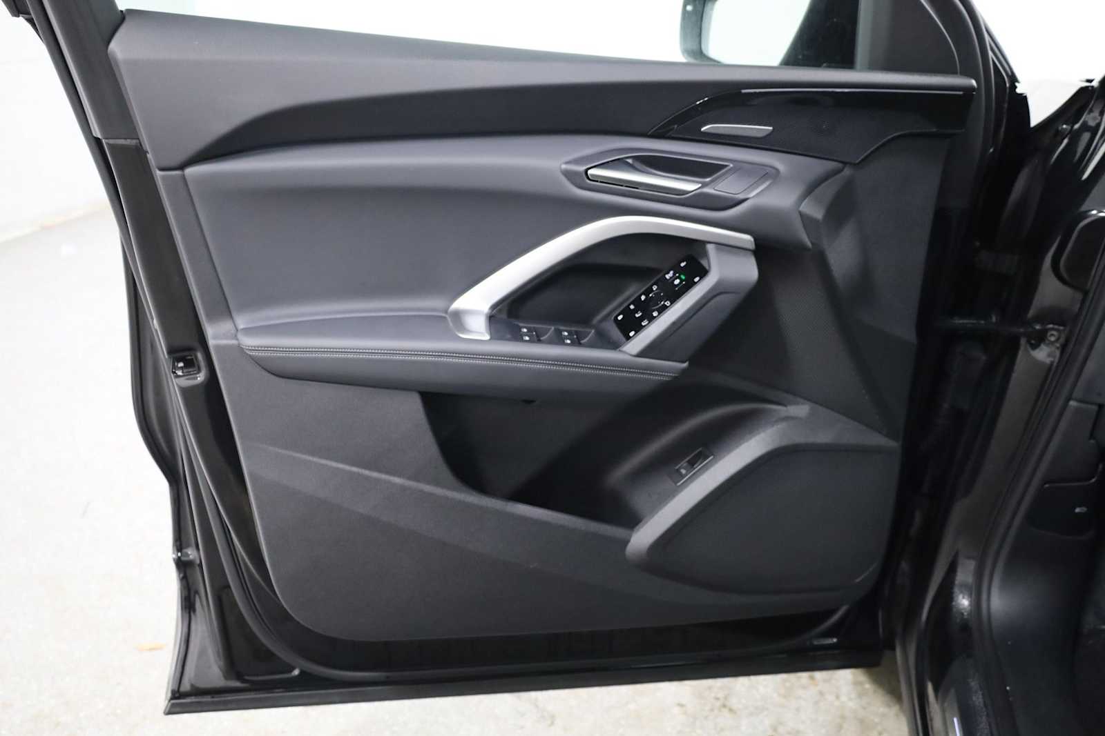 Thumbnail: 2025 Audi Q5 - 16