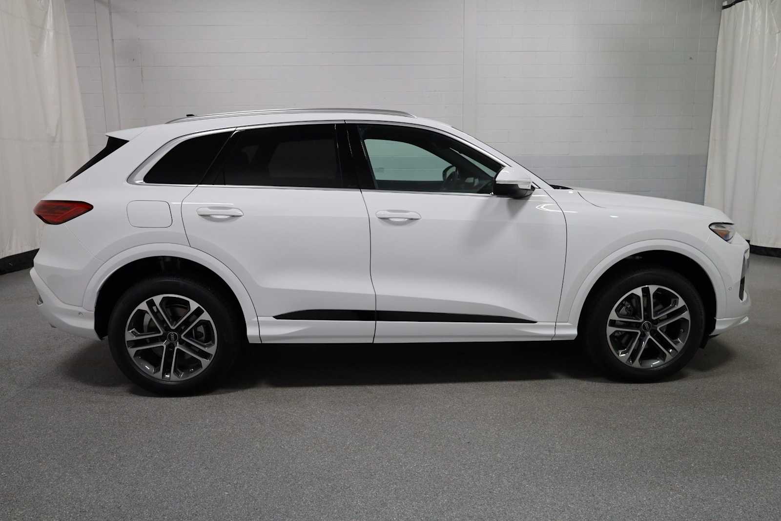 Thumbnail: 2025 Audi Q5 - 9