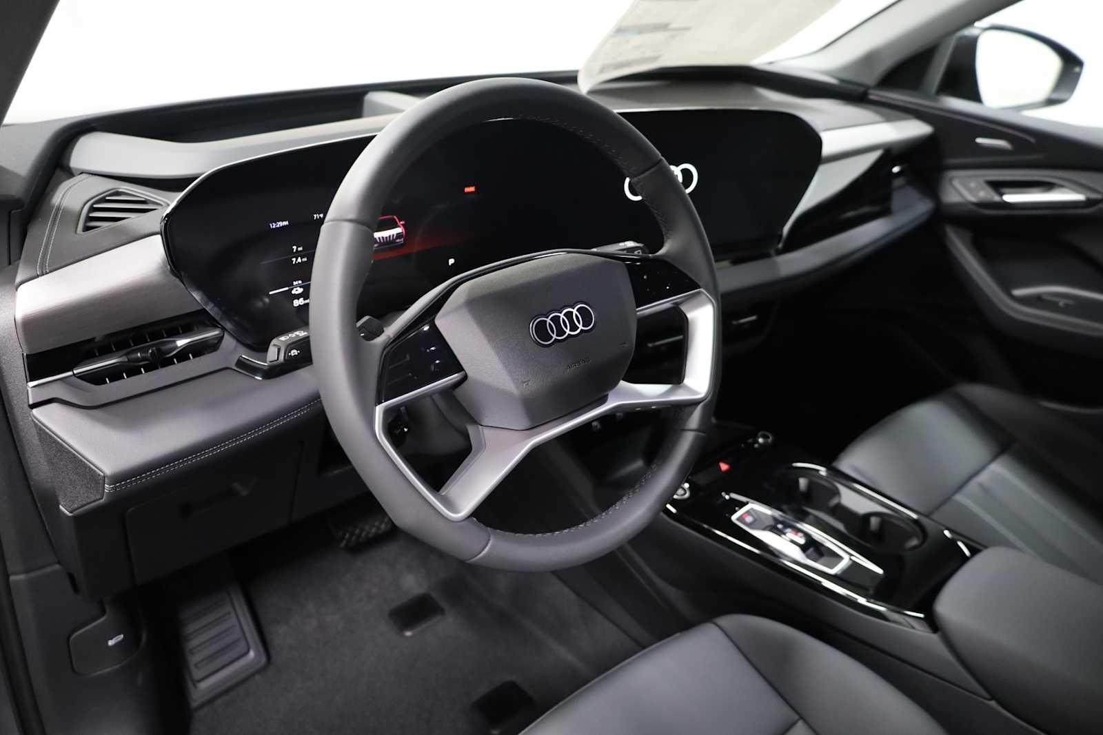 Thumbnail: 2025 Audi Q6 e-tron - 4
