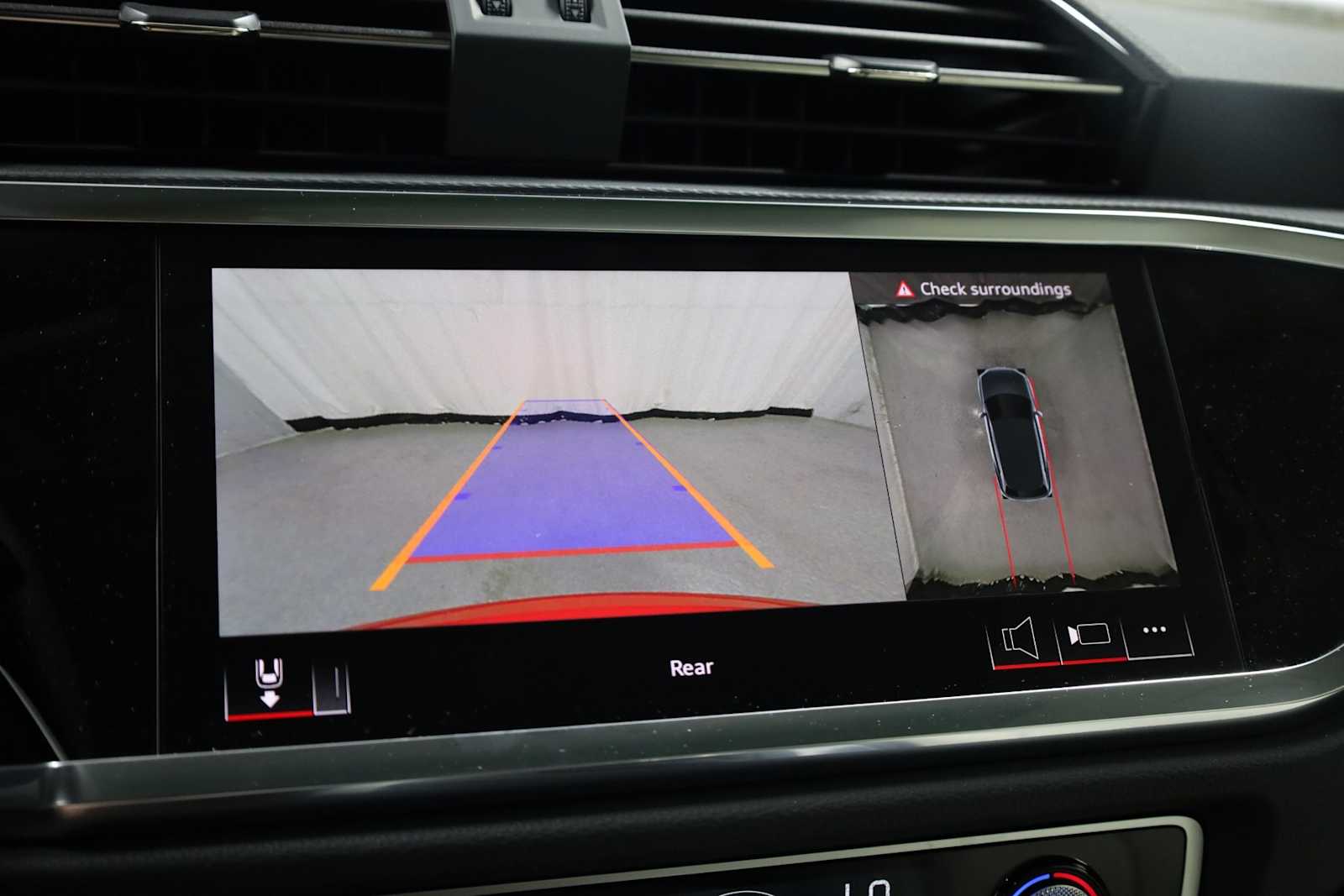 Thumbnail: 2025 Audi Q3 - 31