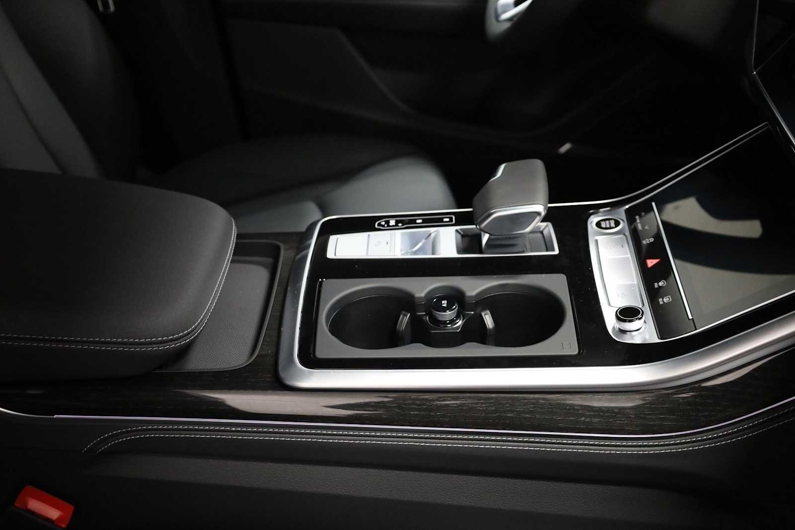 Thumbnail: 2026 Audi Q8 - 20