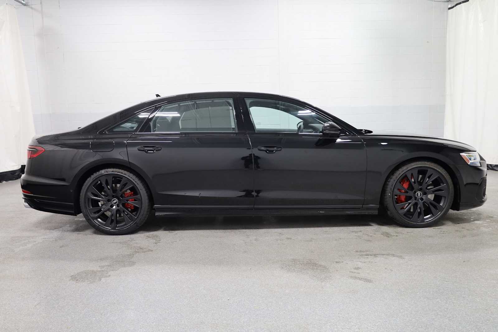 Thumbnail: 2025 Audi S8 - 10