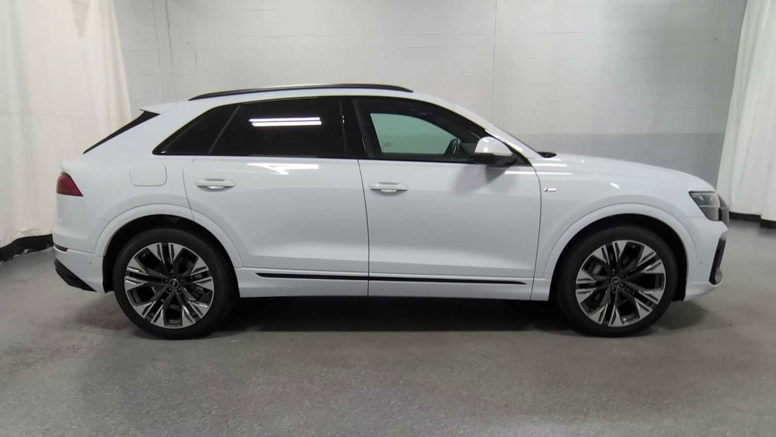 Thumbnail: 2026 Audi Q8 - 8