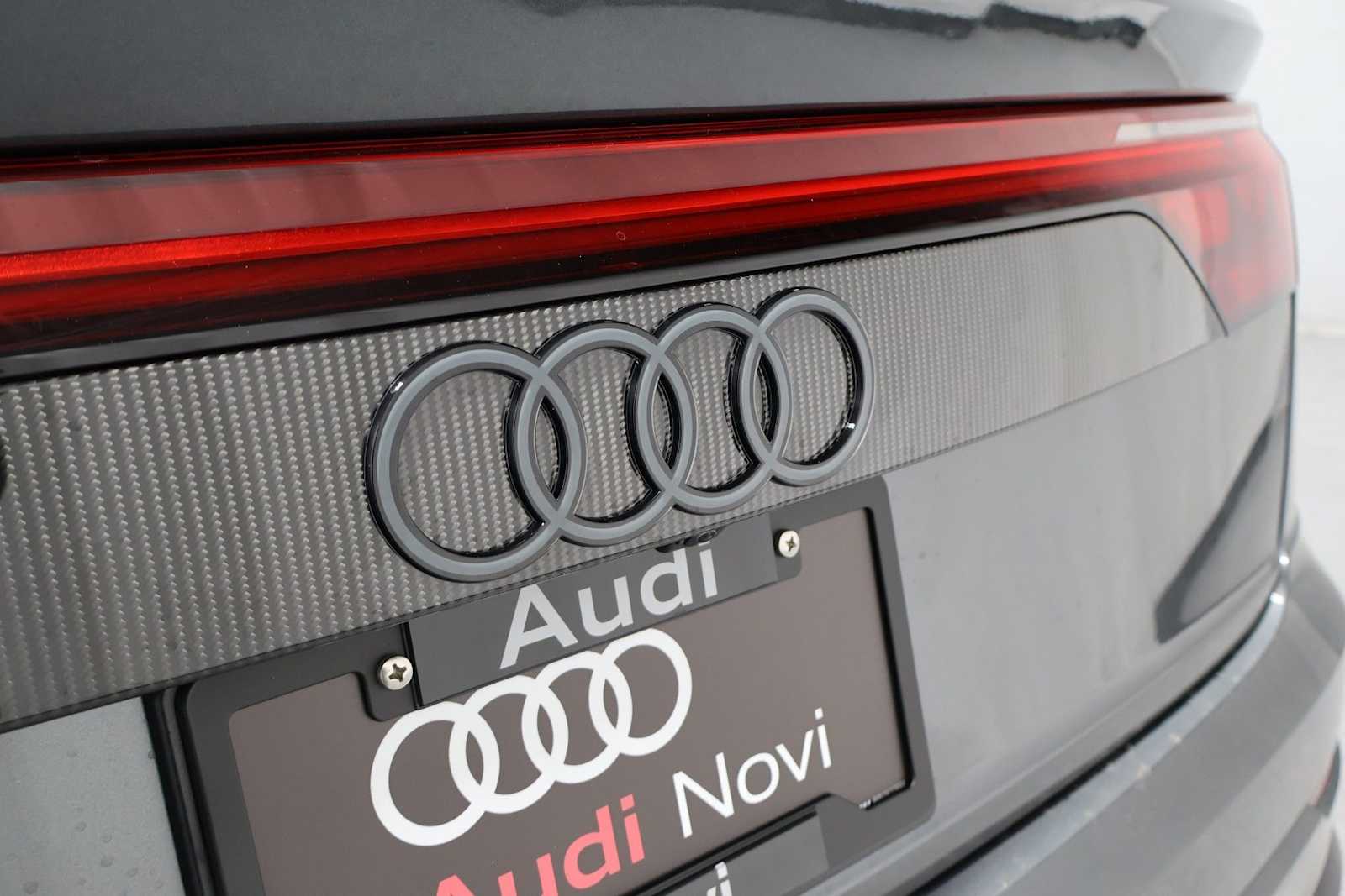 Thumbnail: 2026 Audi SQ8 - 8