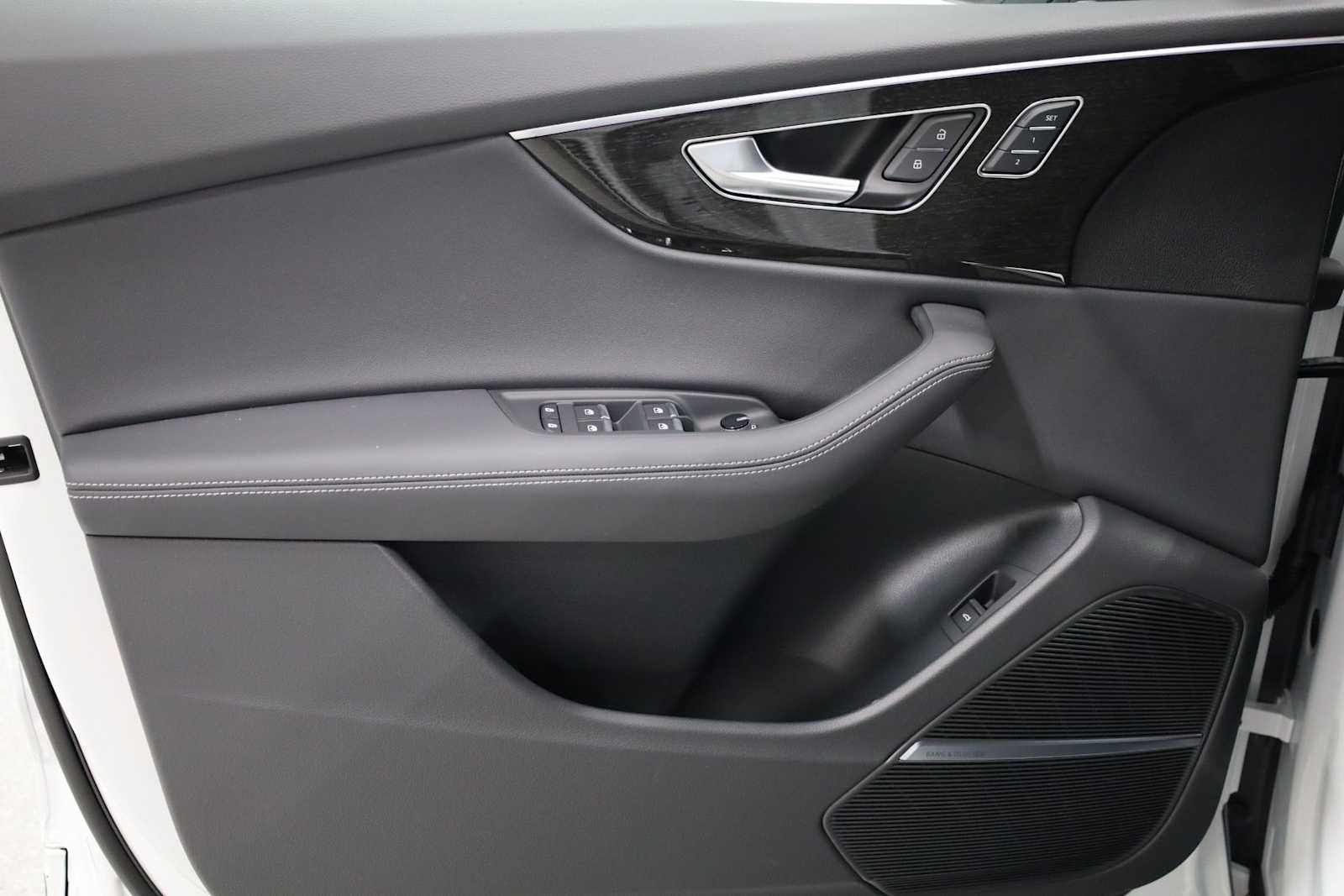 Thumbnail: 2026 Audi Q8 - 16