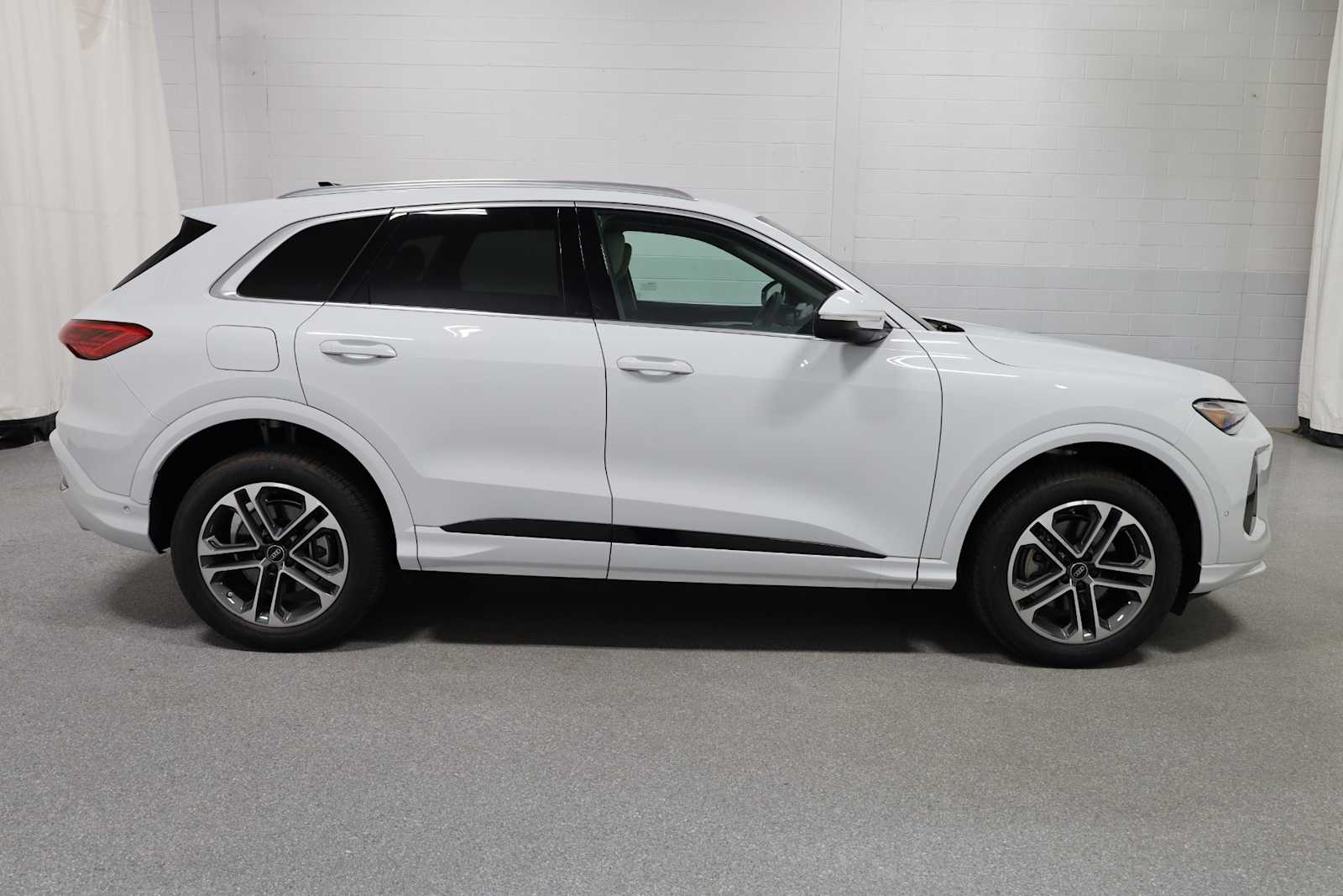 Thumbnail: 2025 Audi Q5 - 10