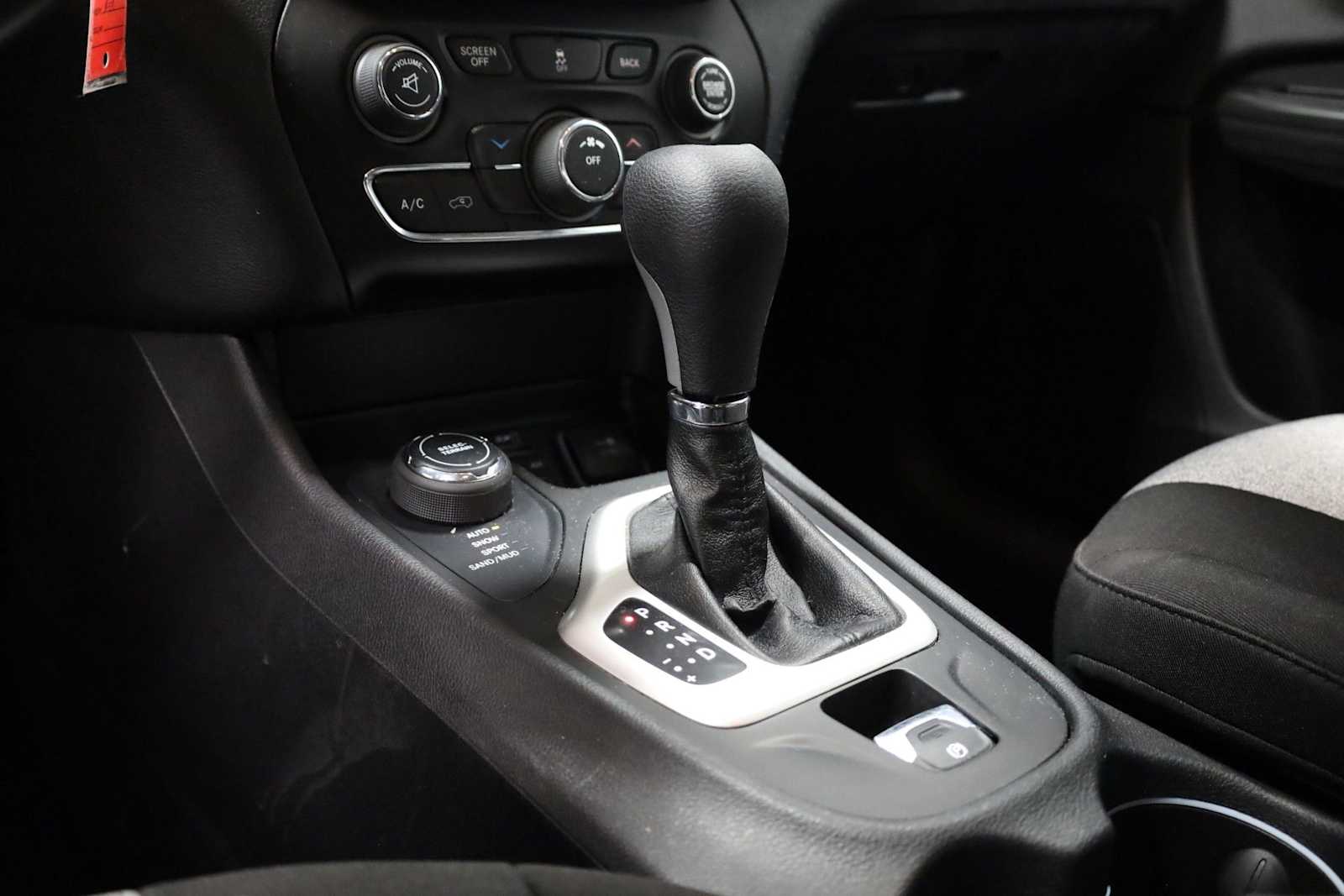 Thumbnail: 2014 Jeep Cherokee - 25