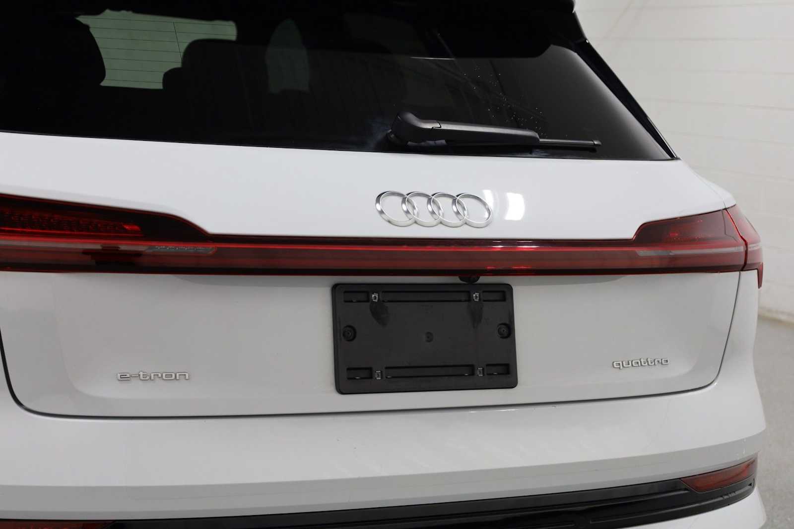 Thumbnail: 2023 Audi e-tron - 8