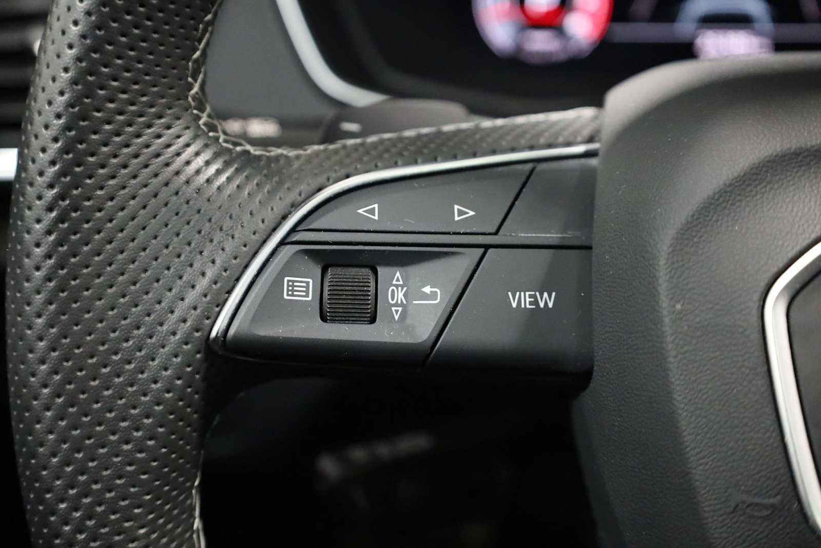 Thumbnail: 2023 Audi SQ5 - 25