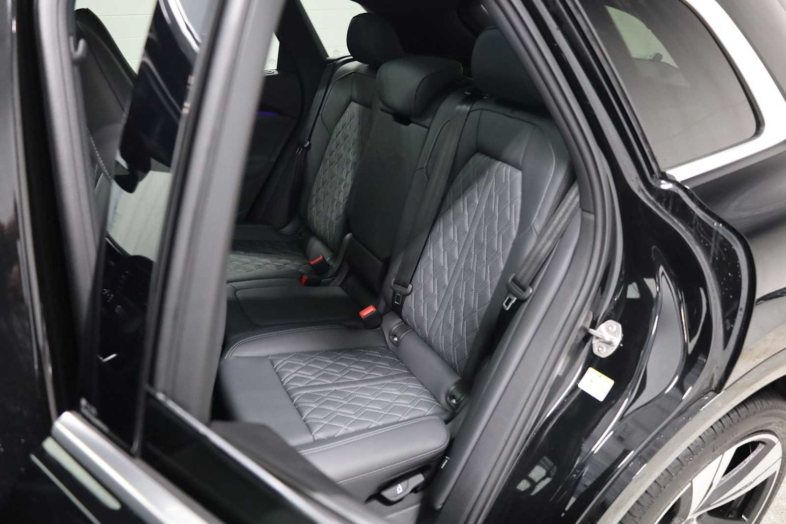 Thumbnail: 2025 Audi SQ5 - 33