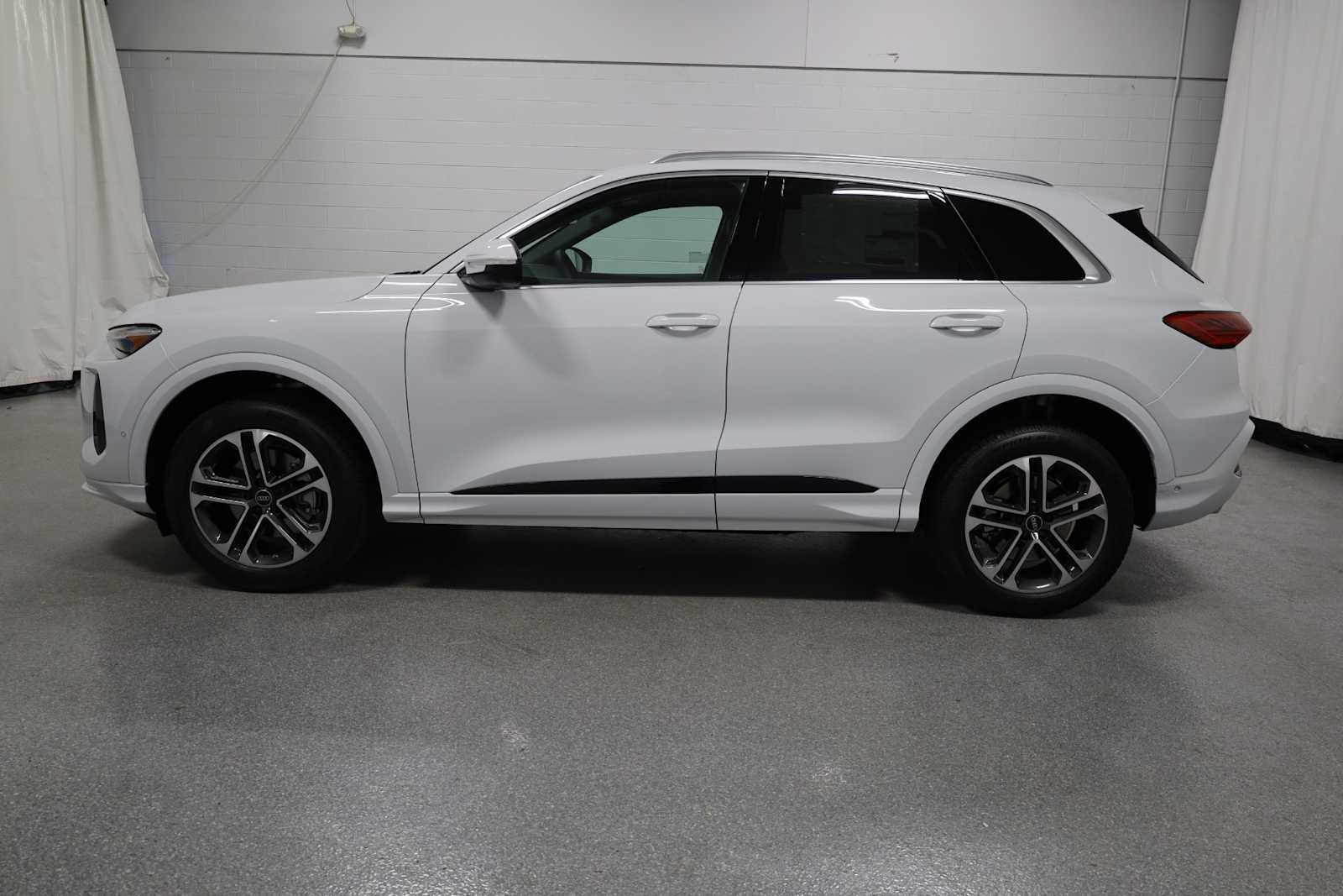 2025 Audi Q5 Premium Plus photo 2